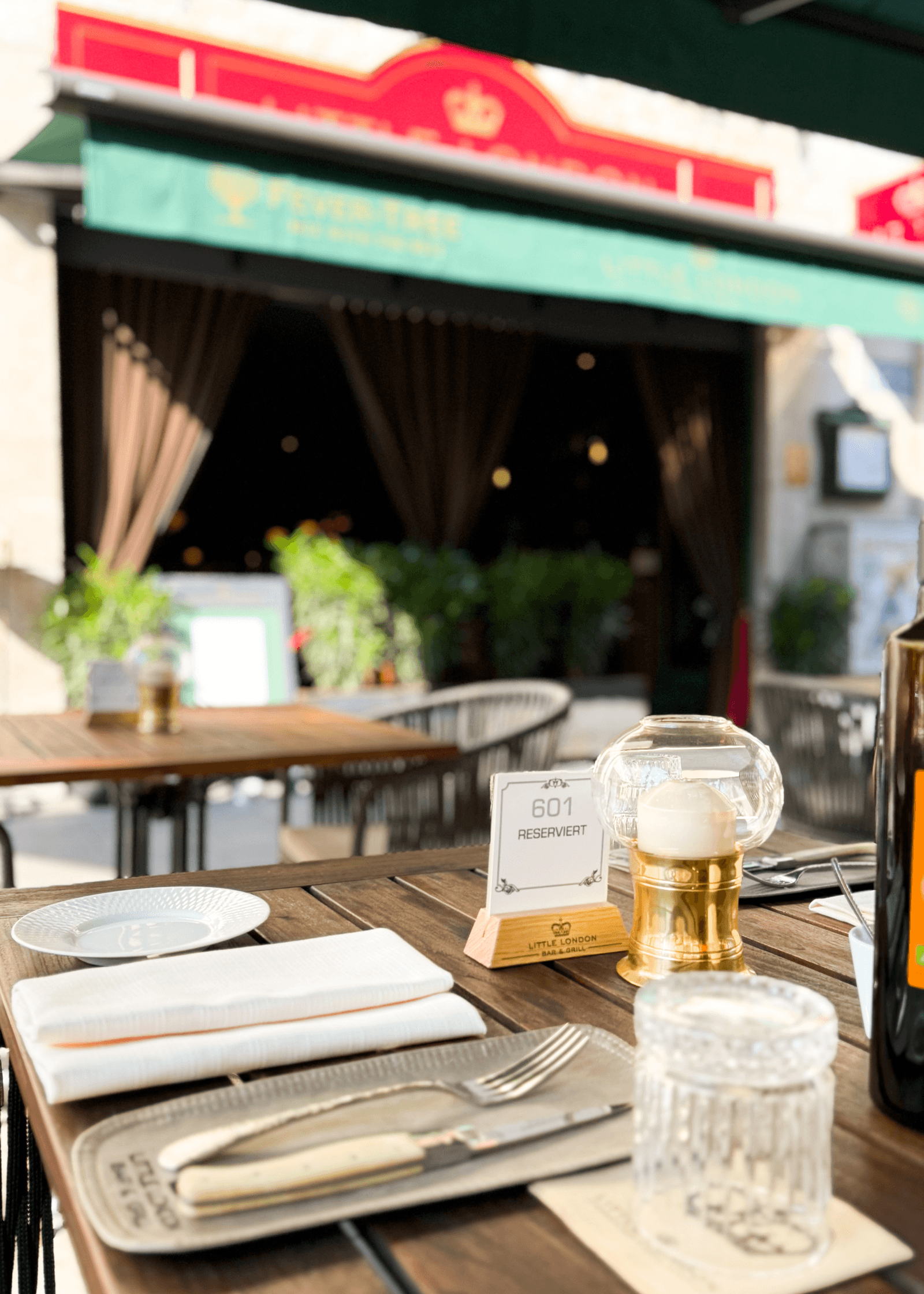 Gedeckter Tisch auf der Terrasse mit Reserviert-Schild im Little London