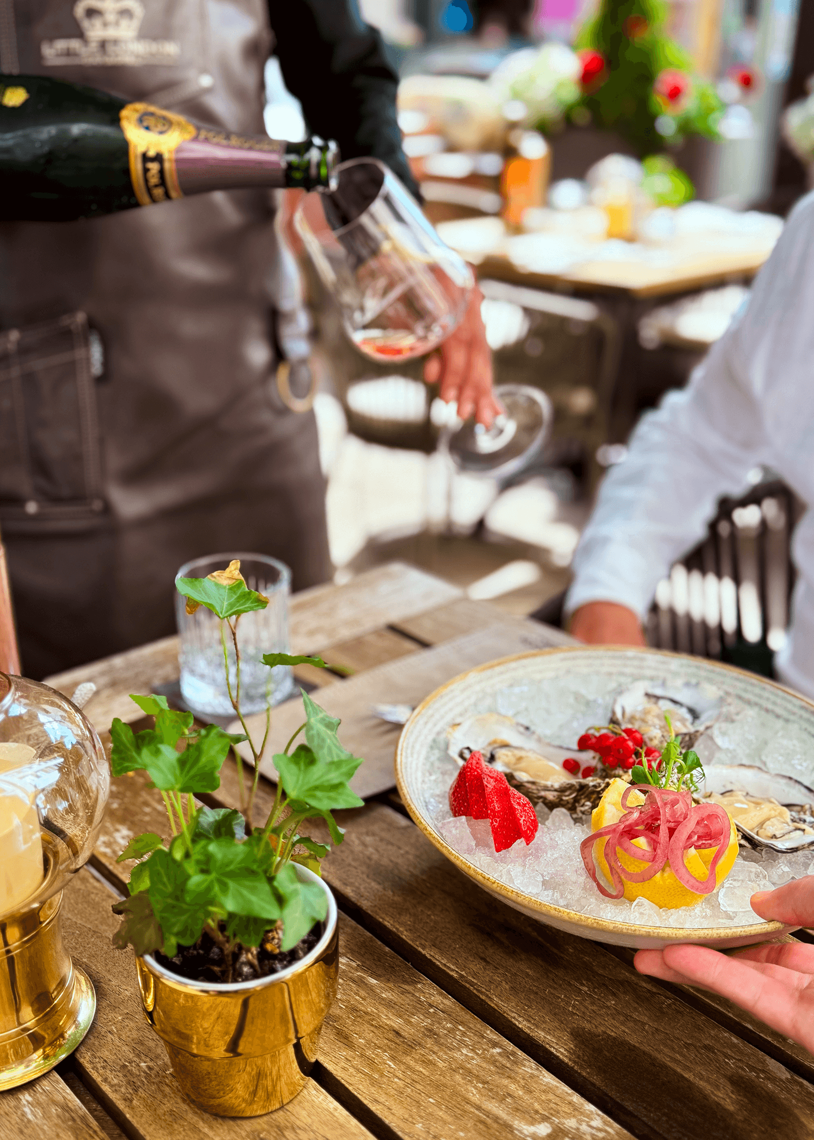 Austern und Champagner auf der Terrasse im Little London