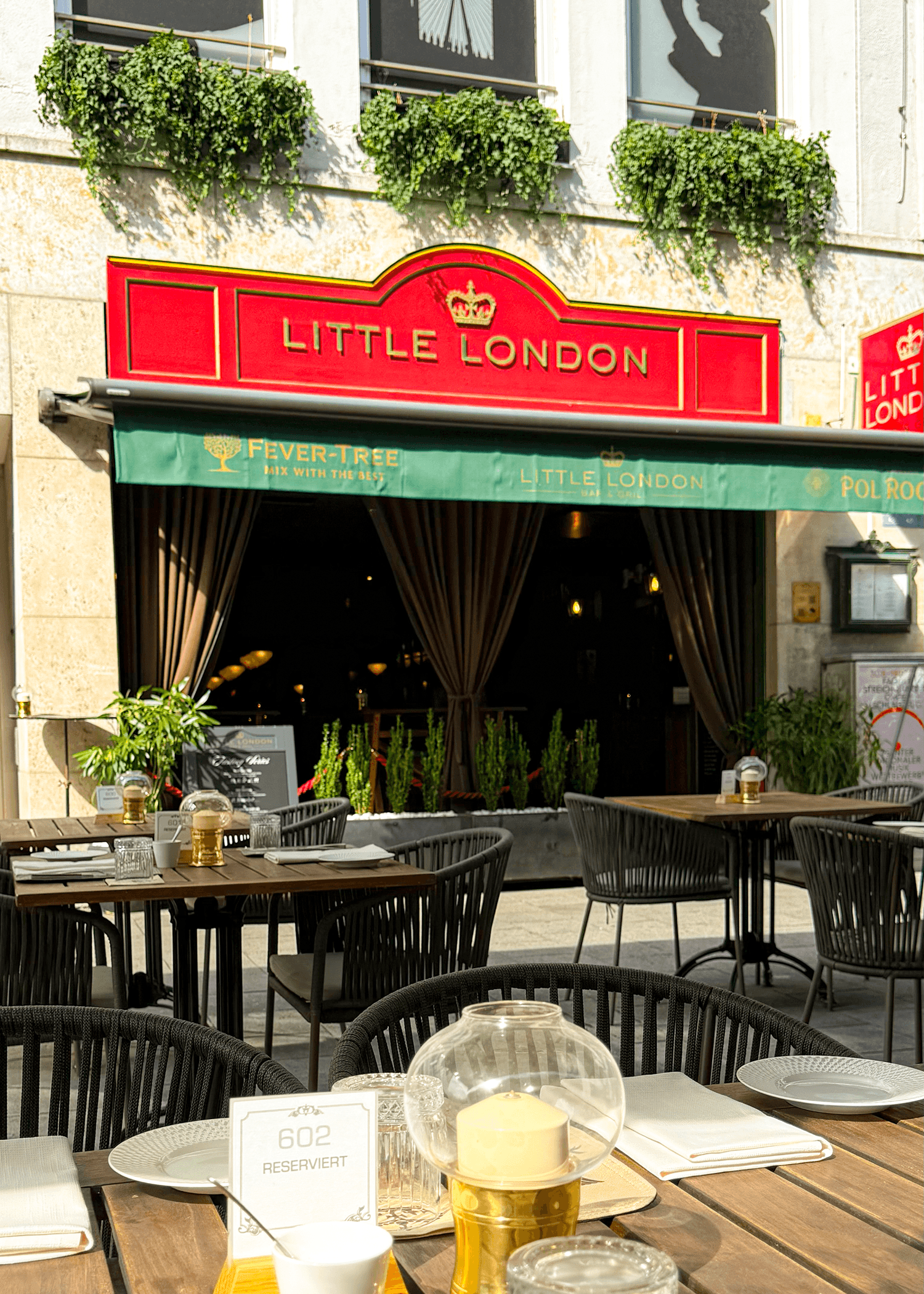 Terrasse am Tal 31 — Tische vor dem Little London