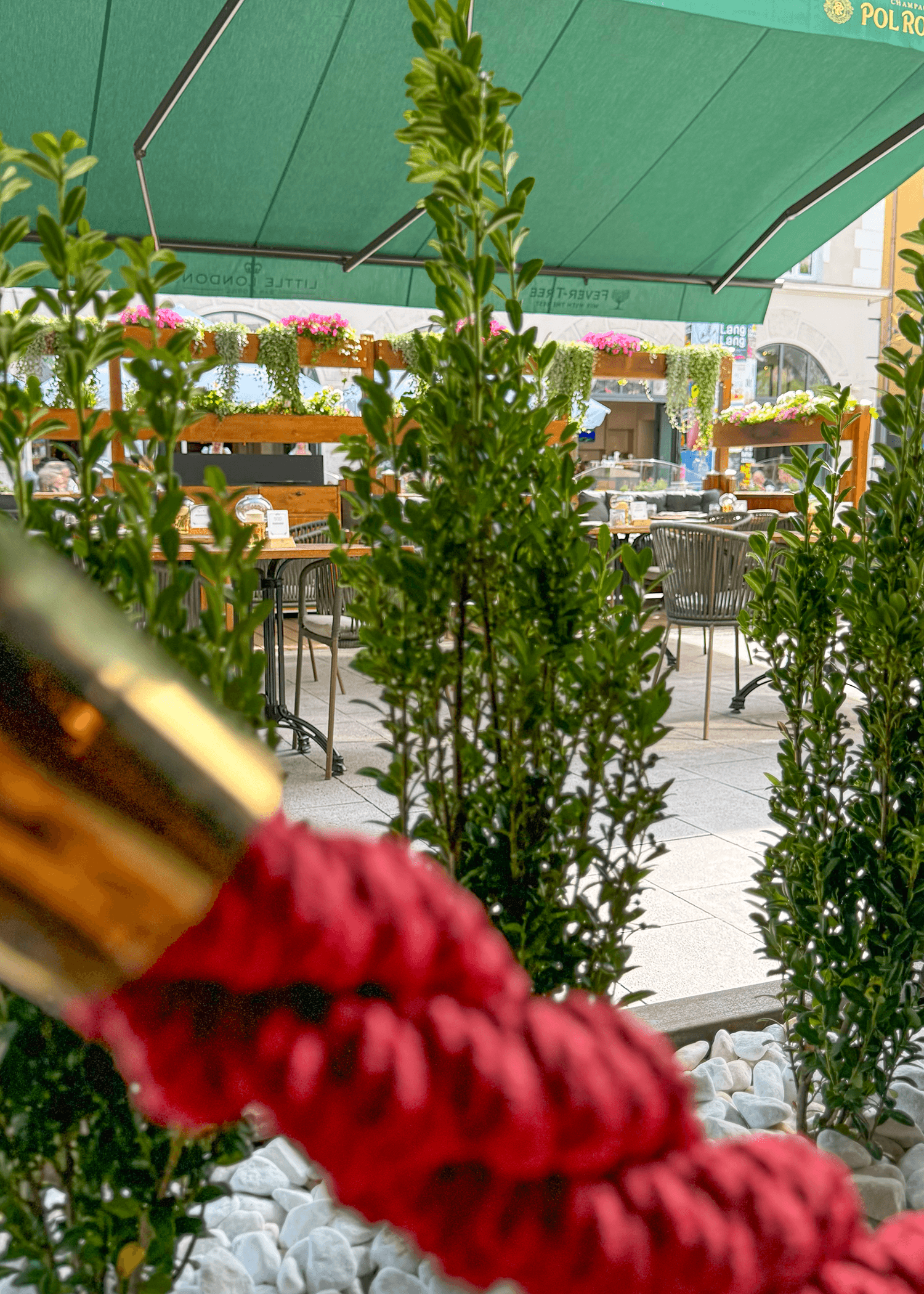 Sitzplätze auf der Terrasse unter der Markise im Little London