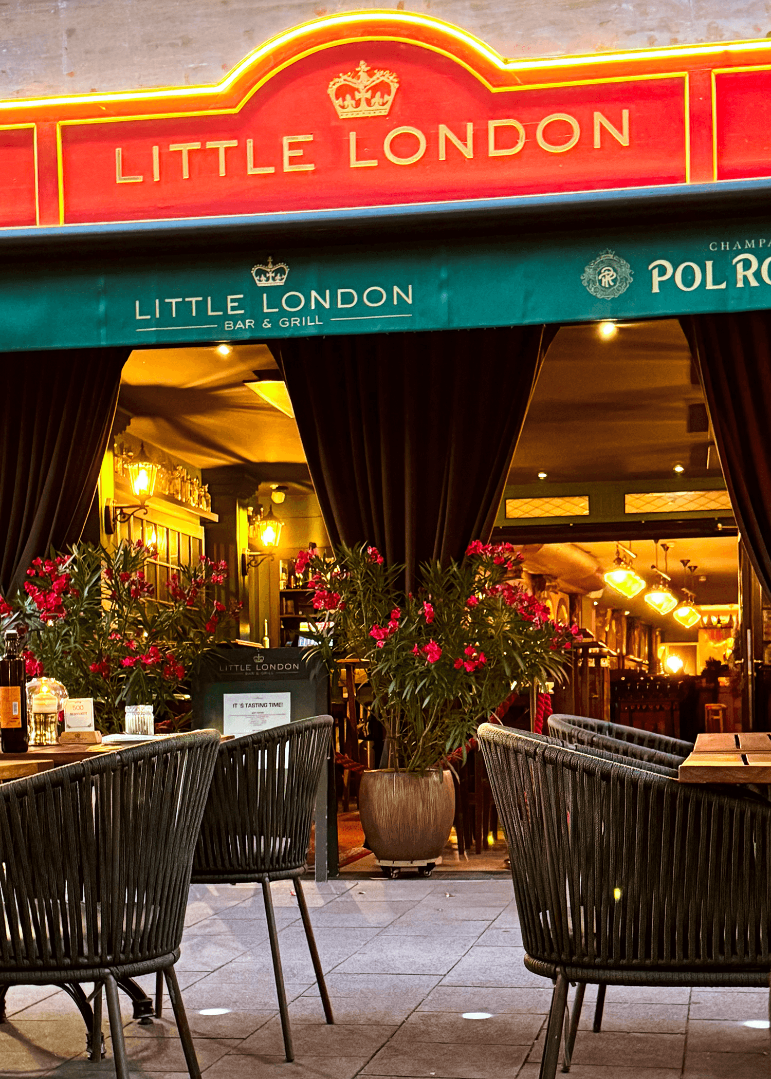 Terrasse am Abend — Eingang Little London mit beleuchtetem Schild