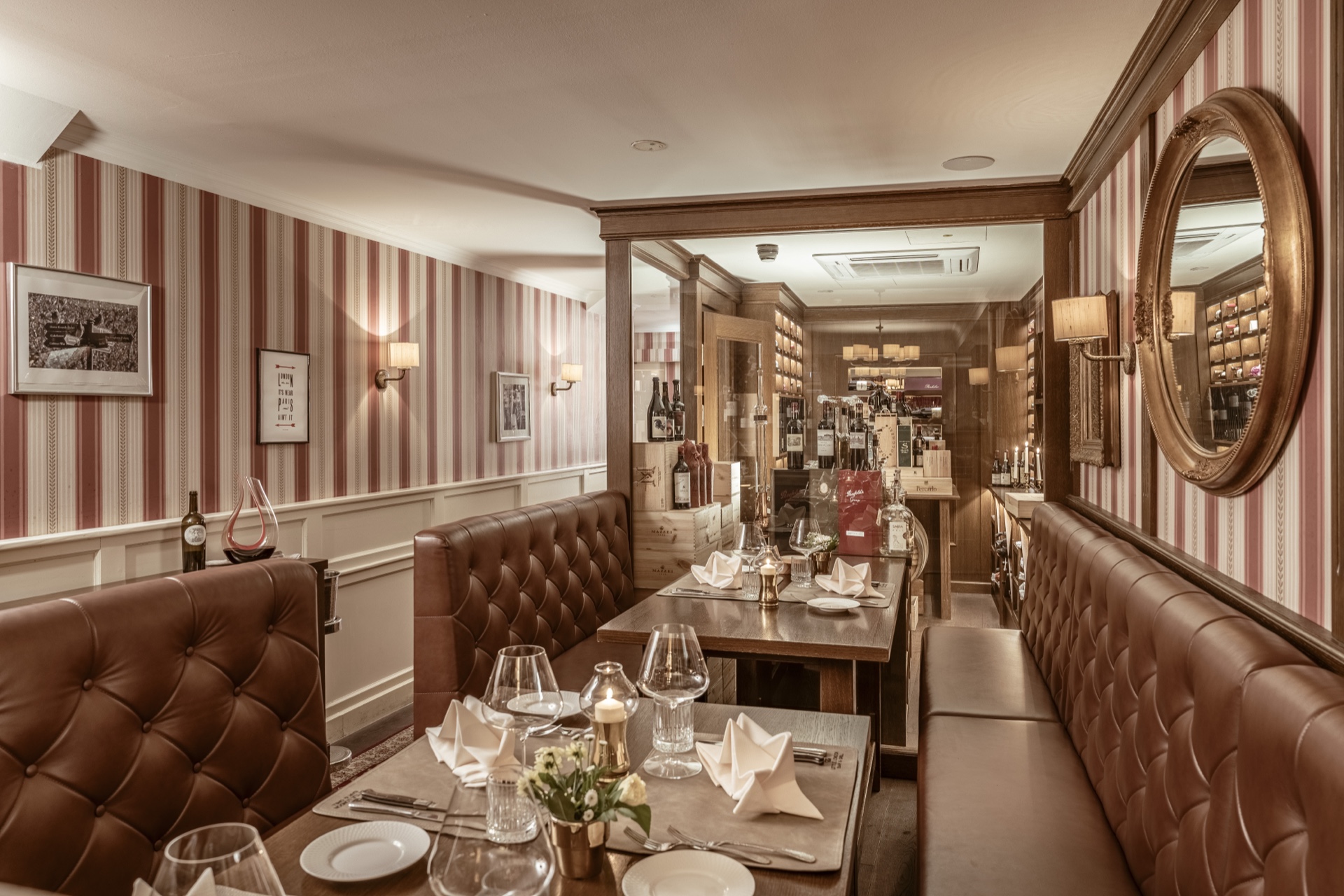 Chesterfield Lounge — intime Sitznische mit Kerzenlicht und Spiegel