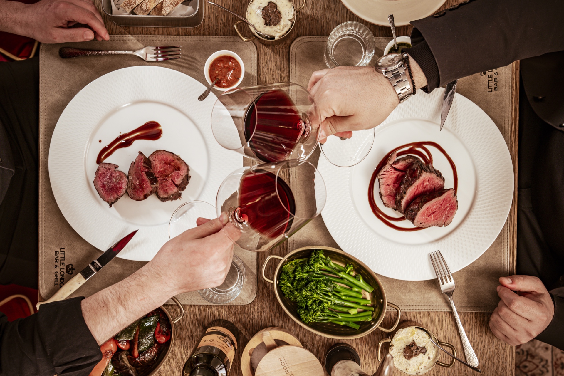 Private Dining — Steak und Beilagen am Tisch im Little London