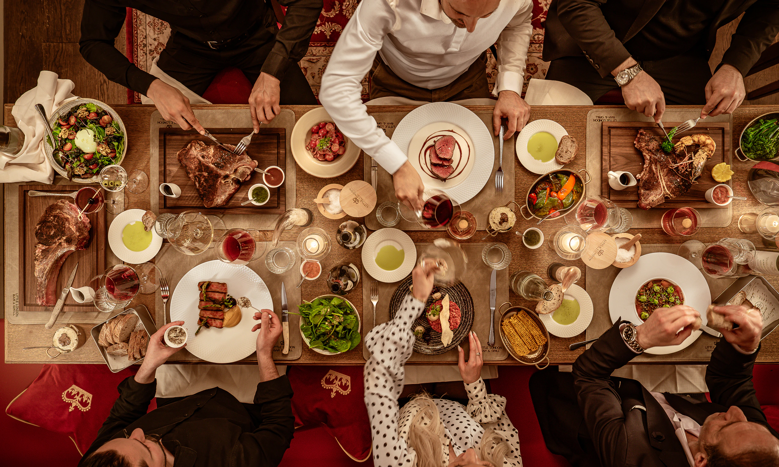 Private Dining — Blick von oben auf den gedeckten Tisch