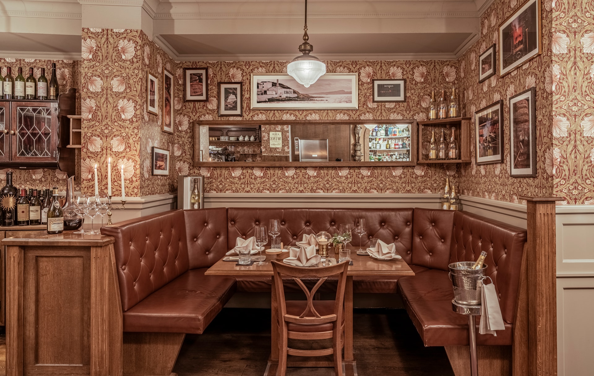 Louis Roederer Cristal Lounge — Sitznische im Barbereich
