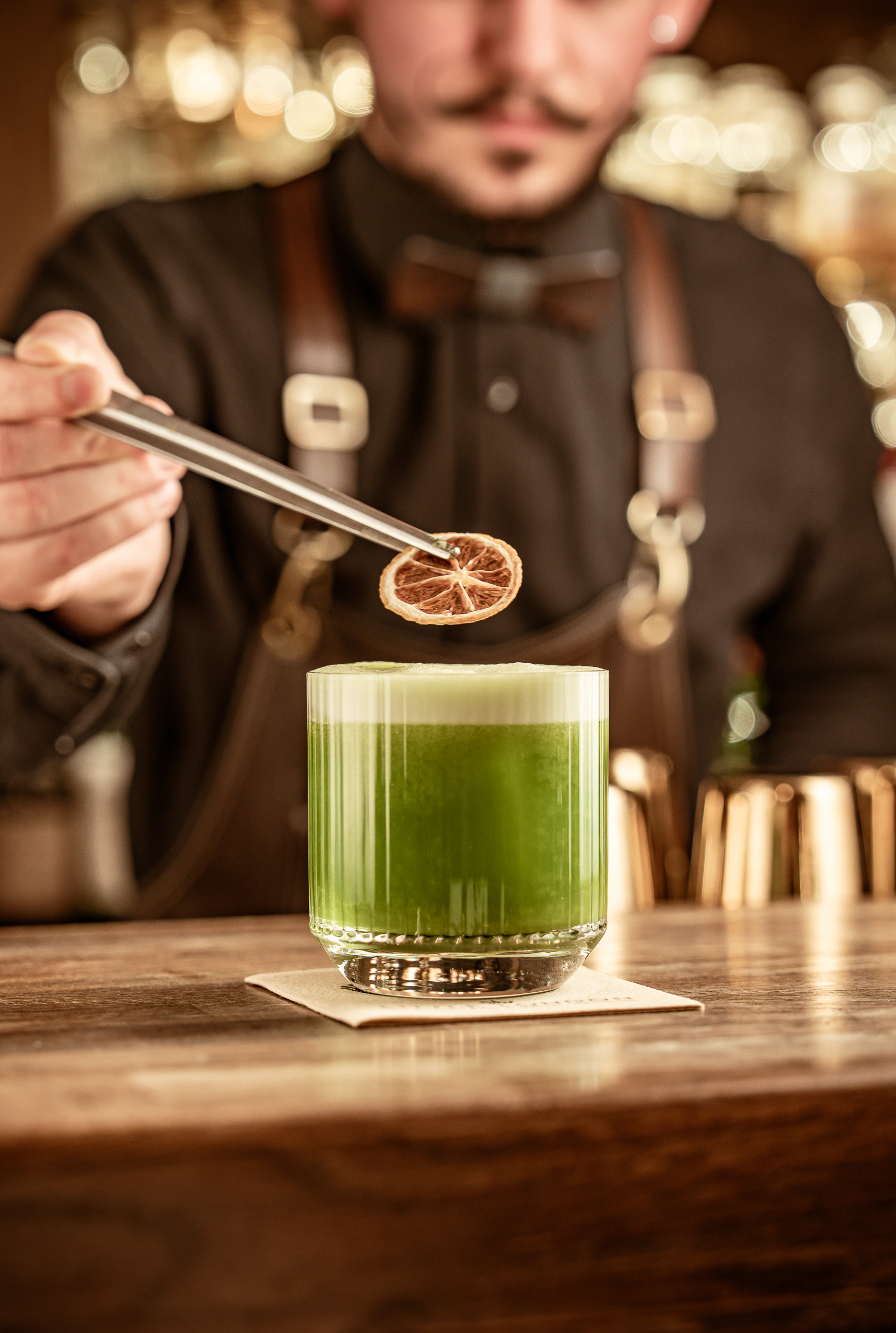 Basil Smash mit getrockneter Limette