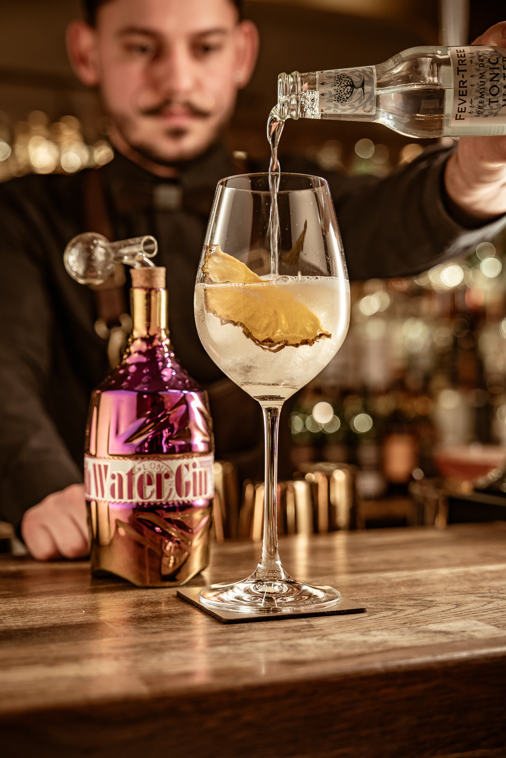 Barrel Aged British Water Gin wird eingeschenkt