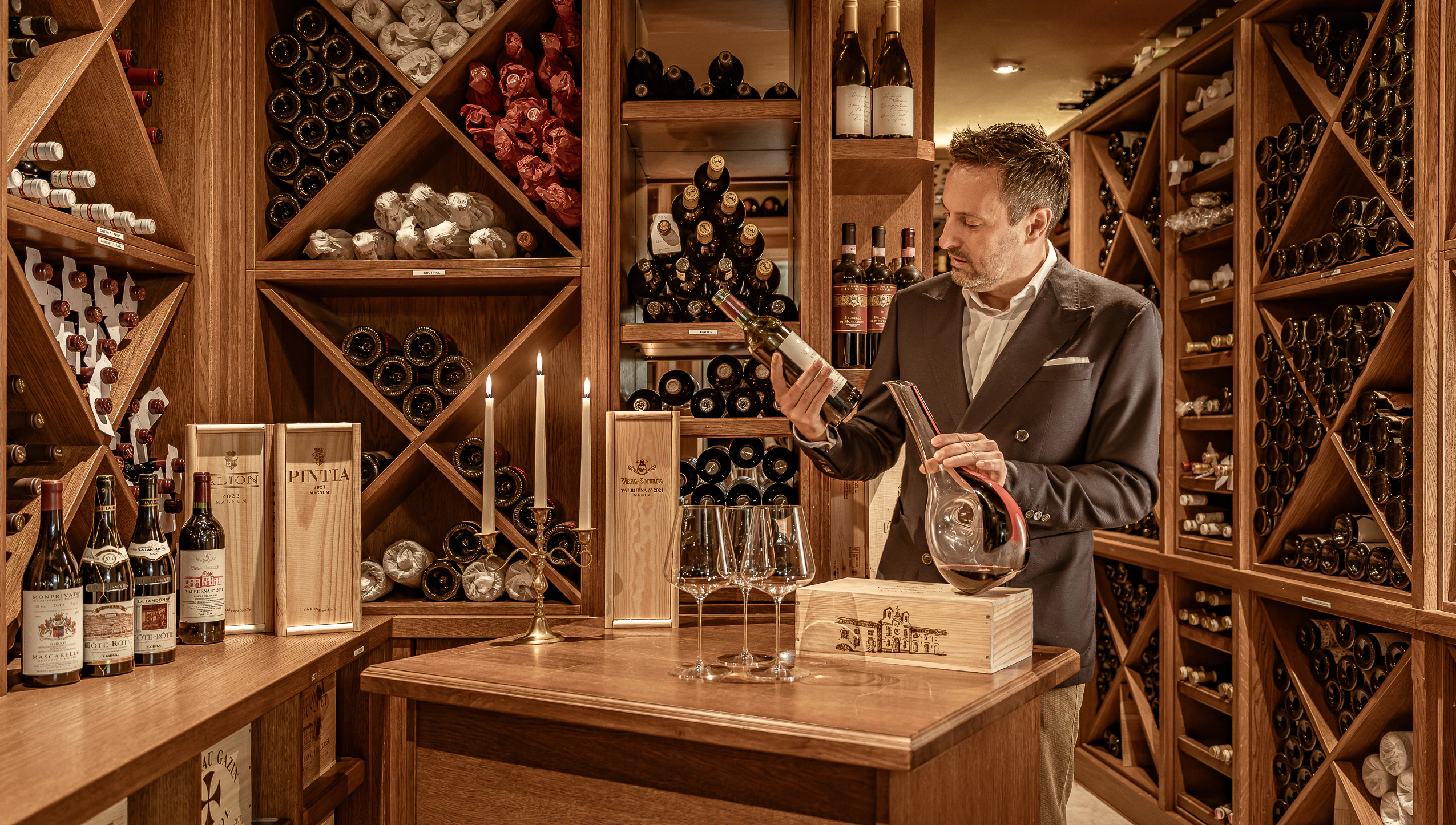 Sommelier mit Wein im Weinkeller