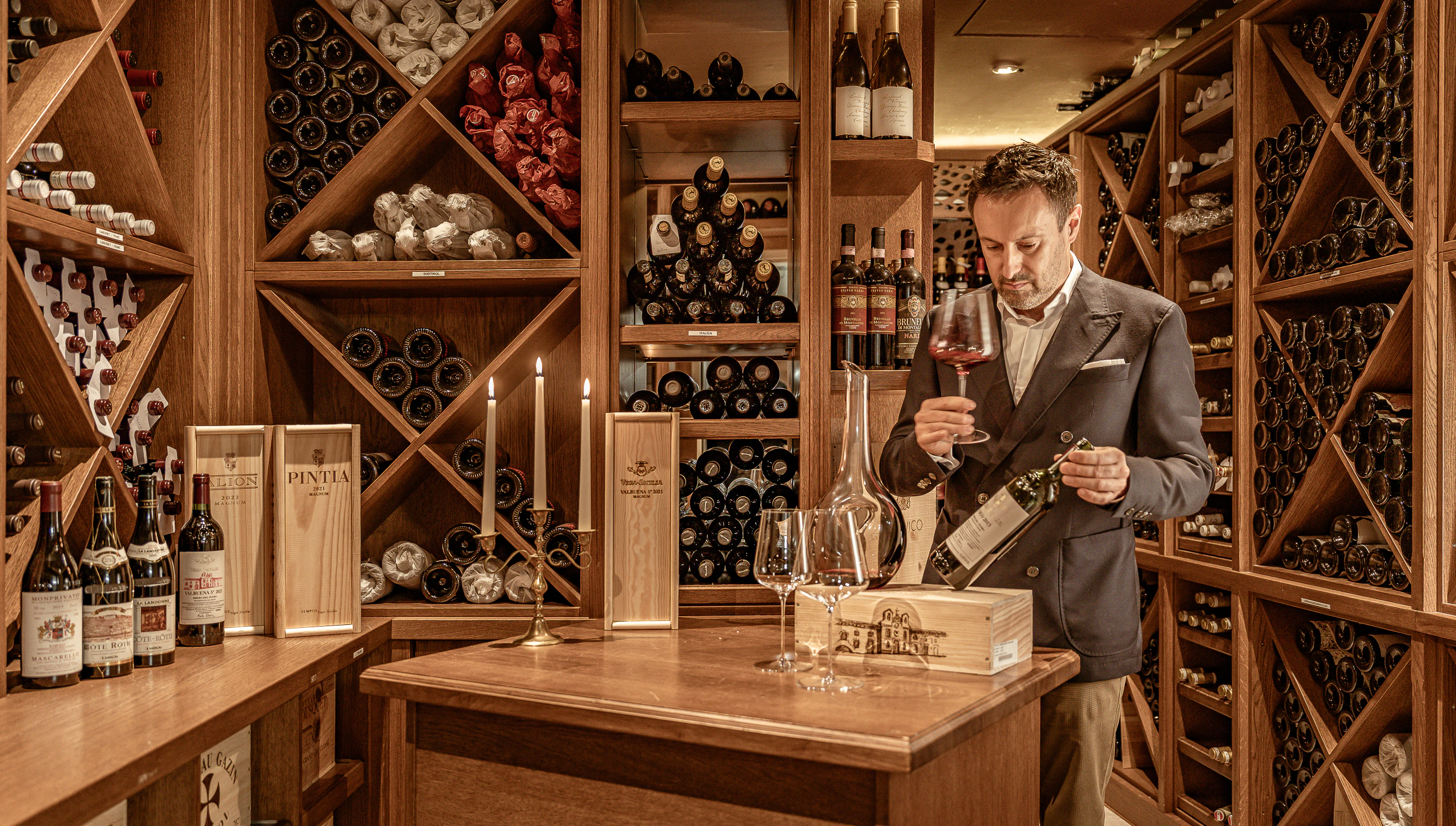 Wein wird im Keller eingeschenkt