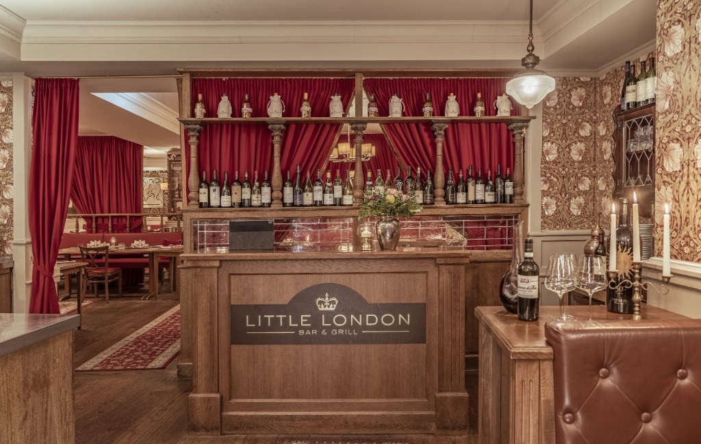 Bar mit roten Vorhängen und Weinen