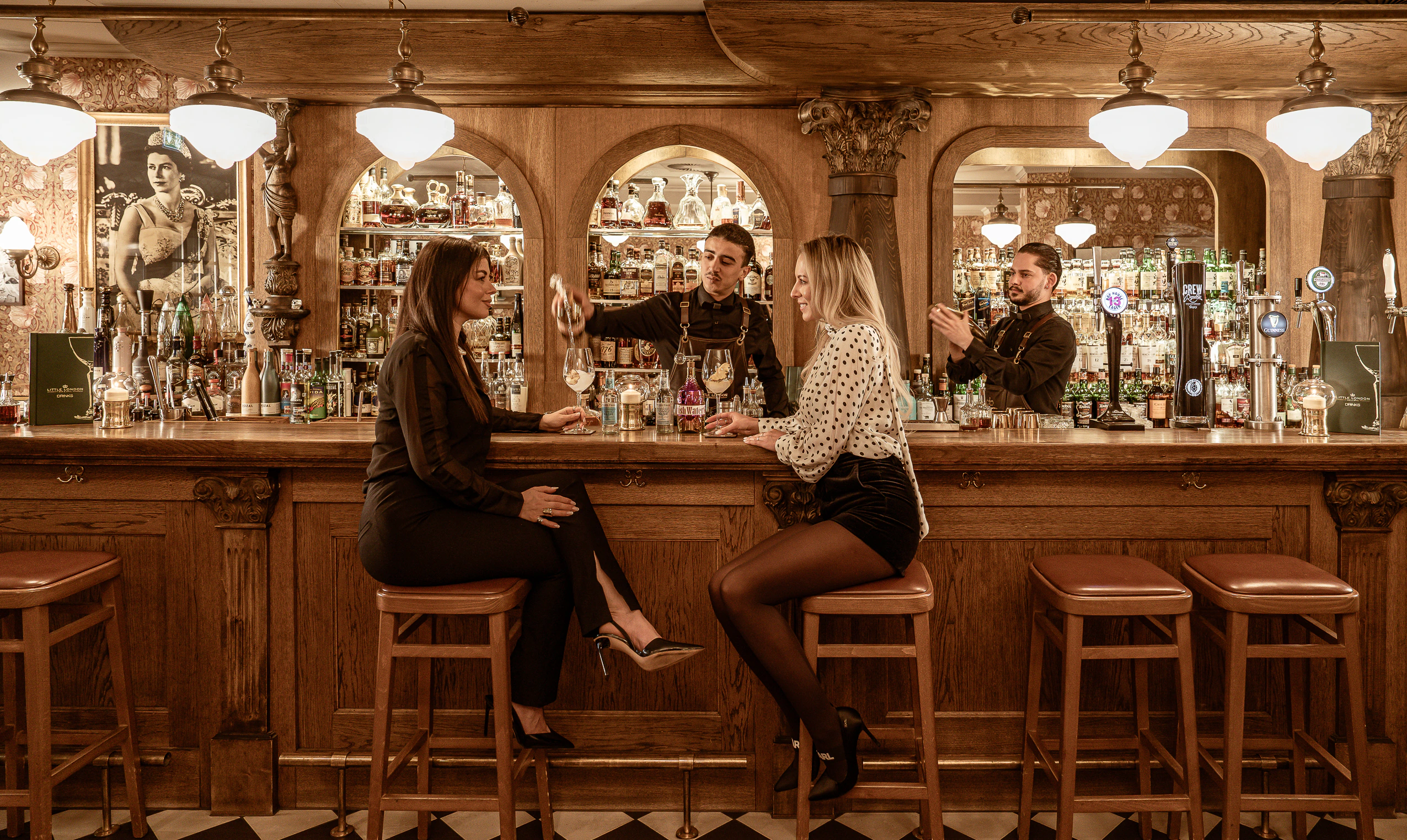 Gäste an der Bar
