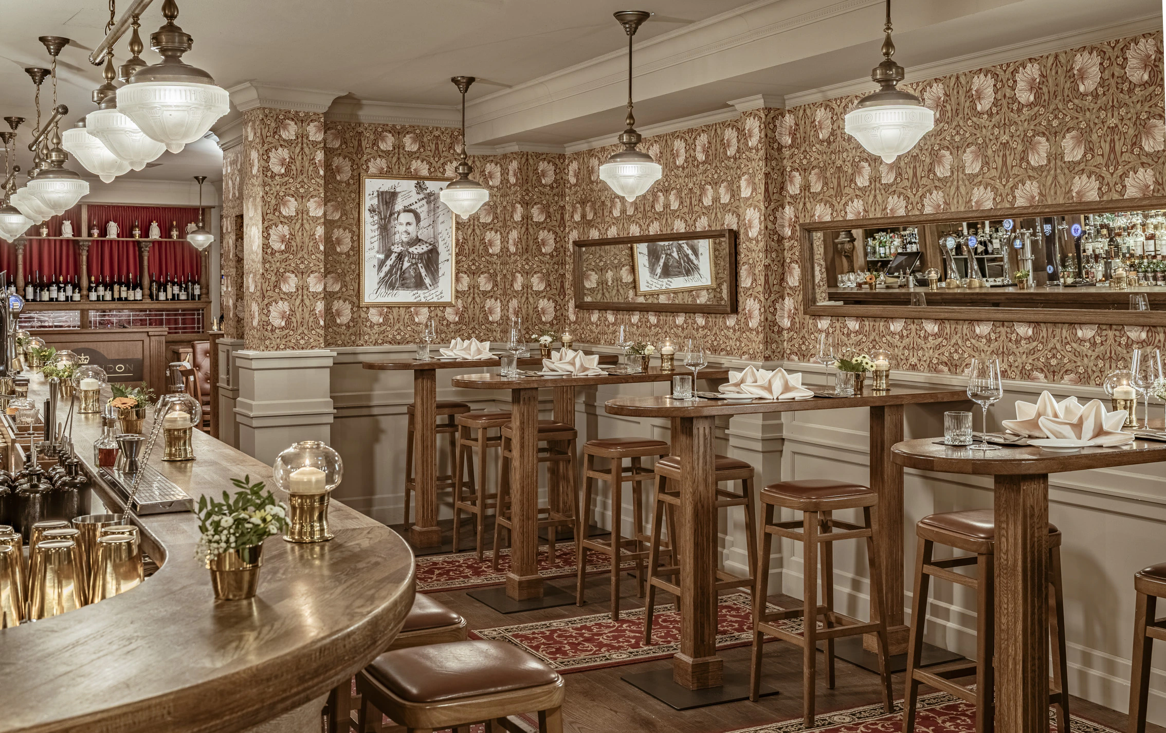 Gedeckte Hochtische in der Bar
