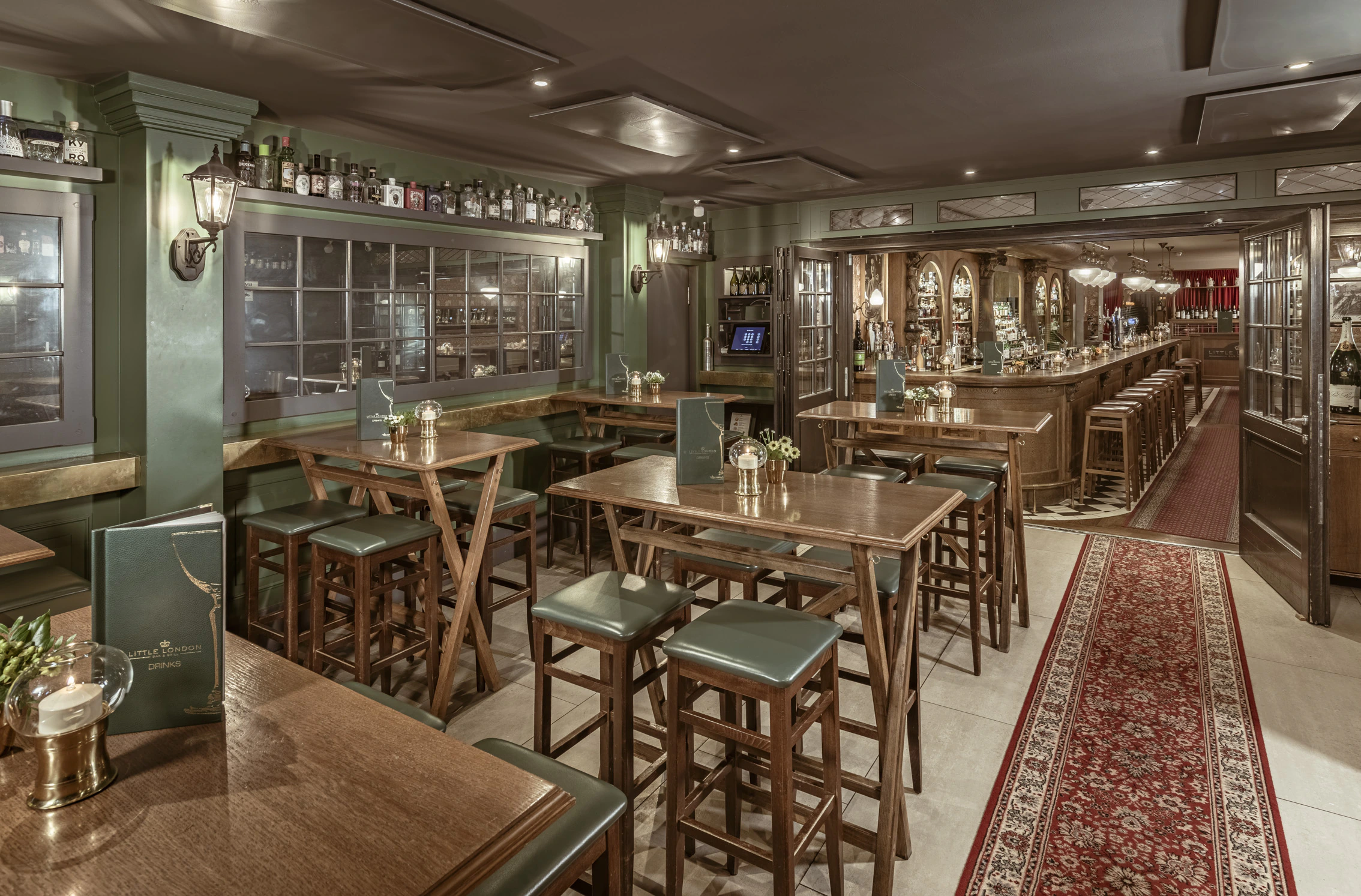 Hochtische am Eingang der Bar