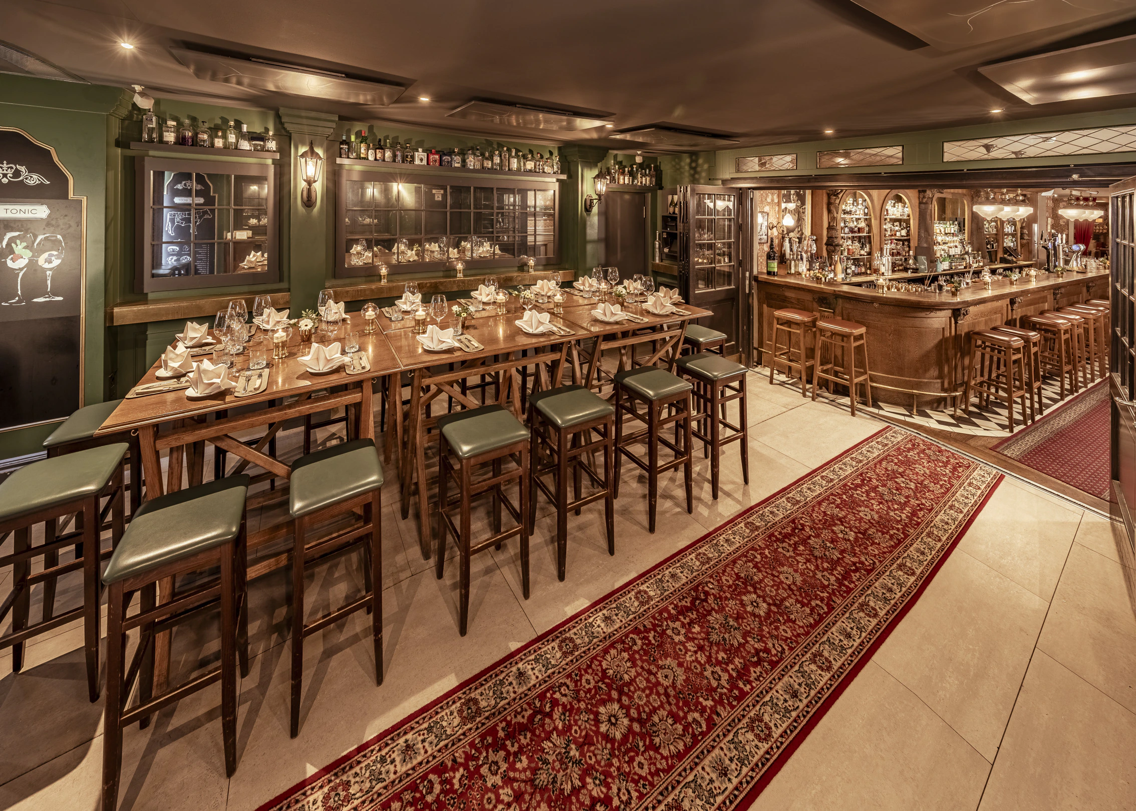 Kingstable und lange Tafel in der Bar