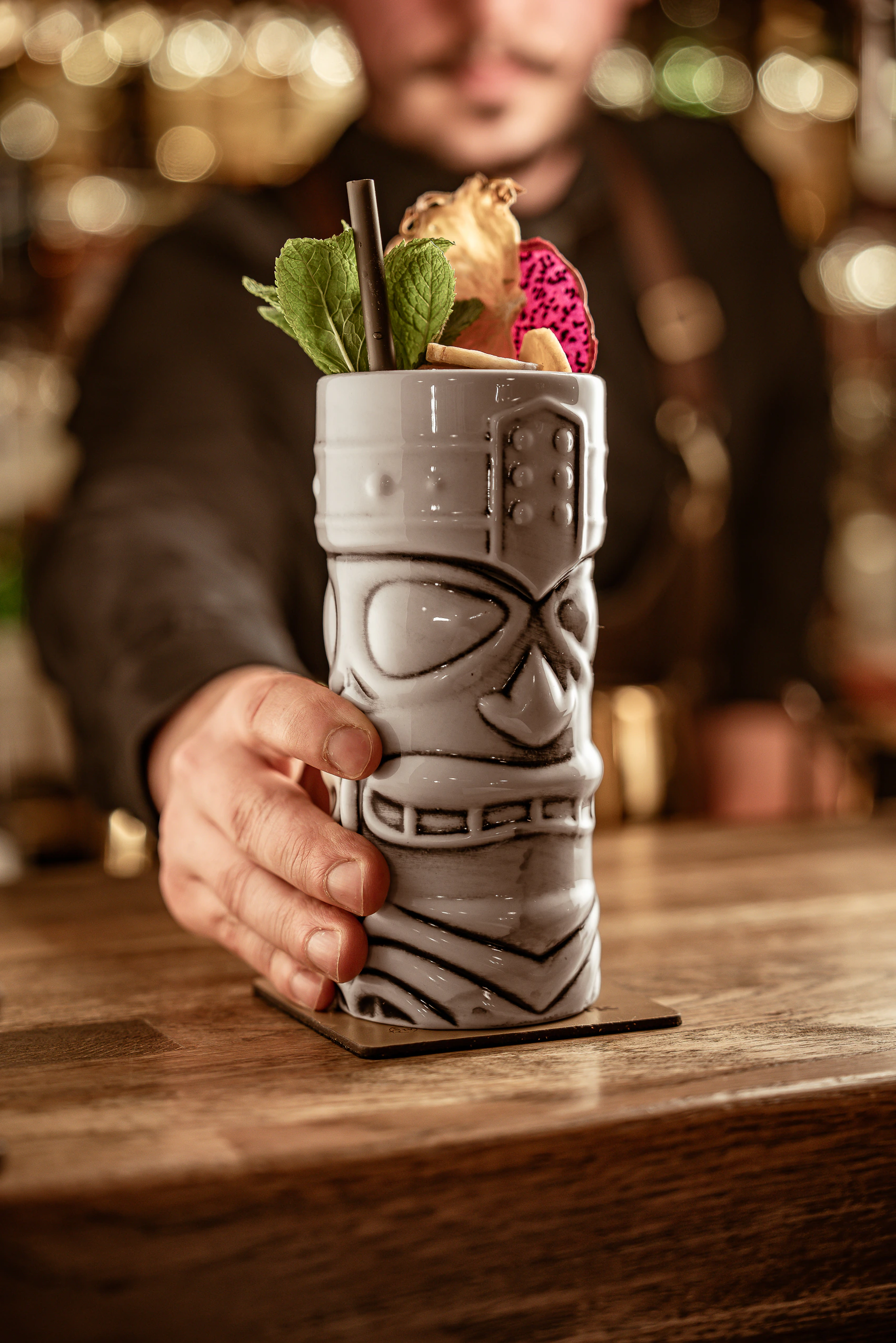 Tiki-Cocktail im Moai-Becher