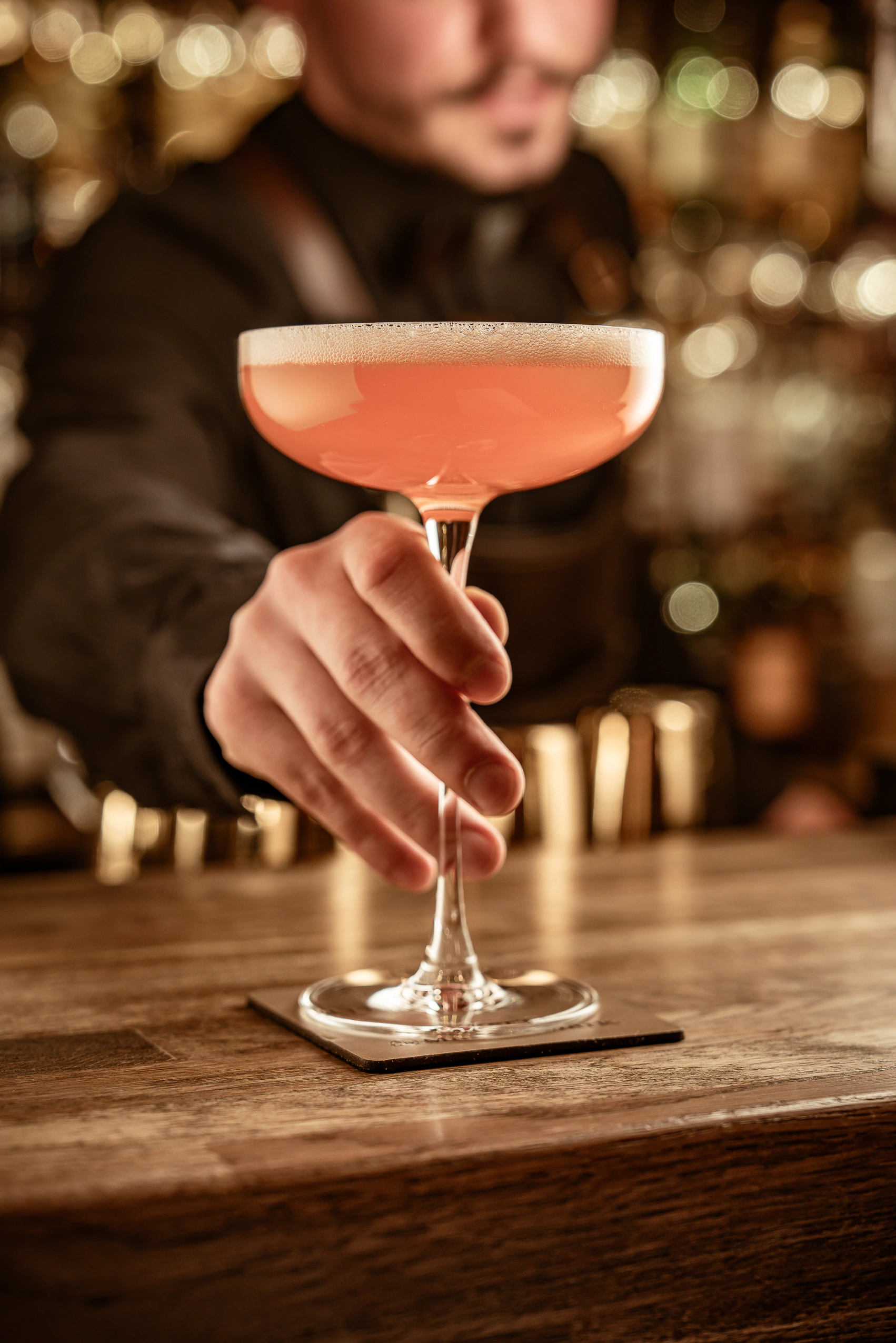 Rosafarbener Cocktail im Coupéglas