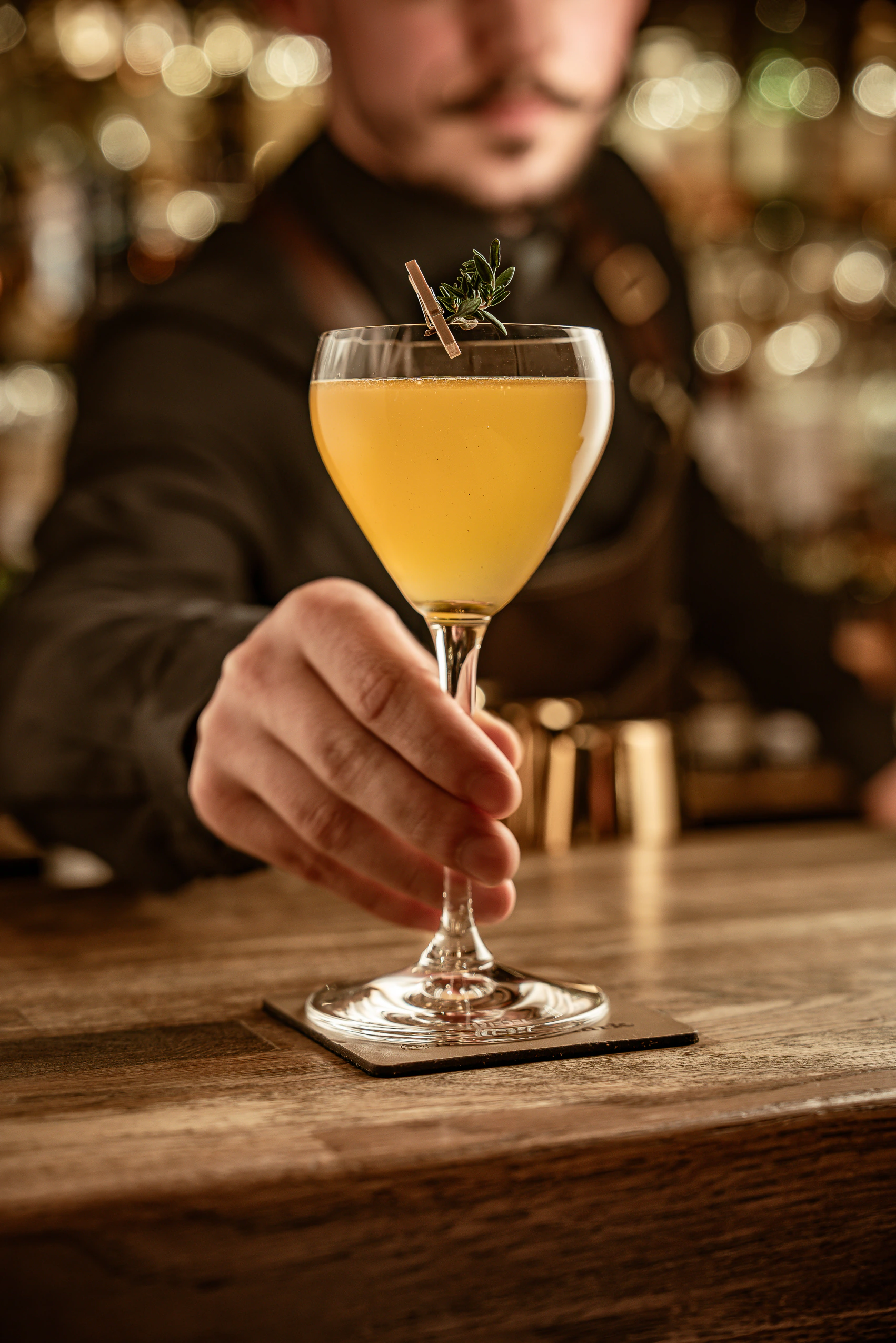 Gelber Cocktail mit Rosmarin