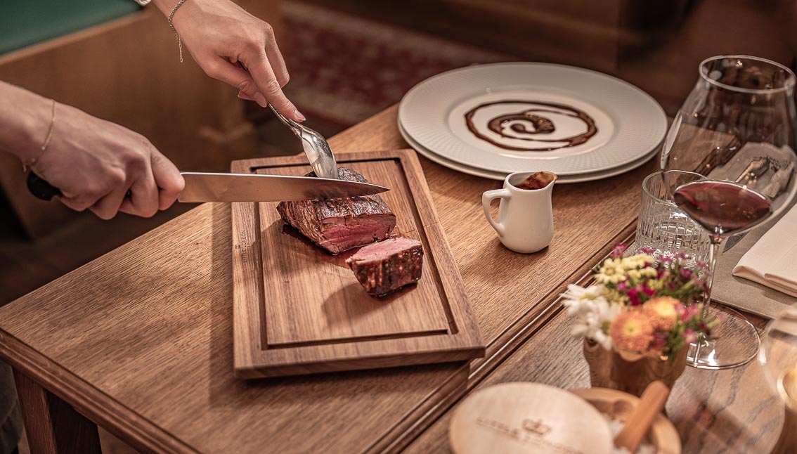 Chateaubriand wird am Tisch tranchiert