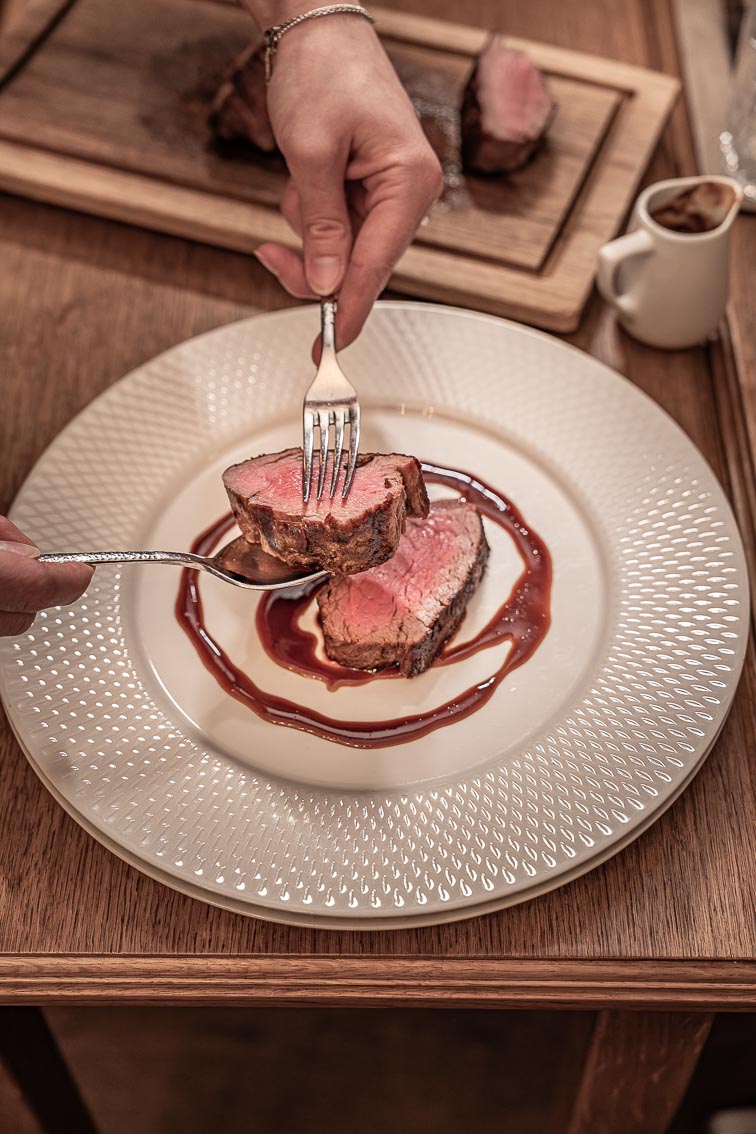Steak wird auf den Teller gelegt