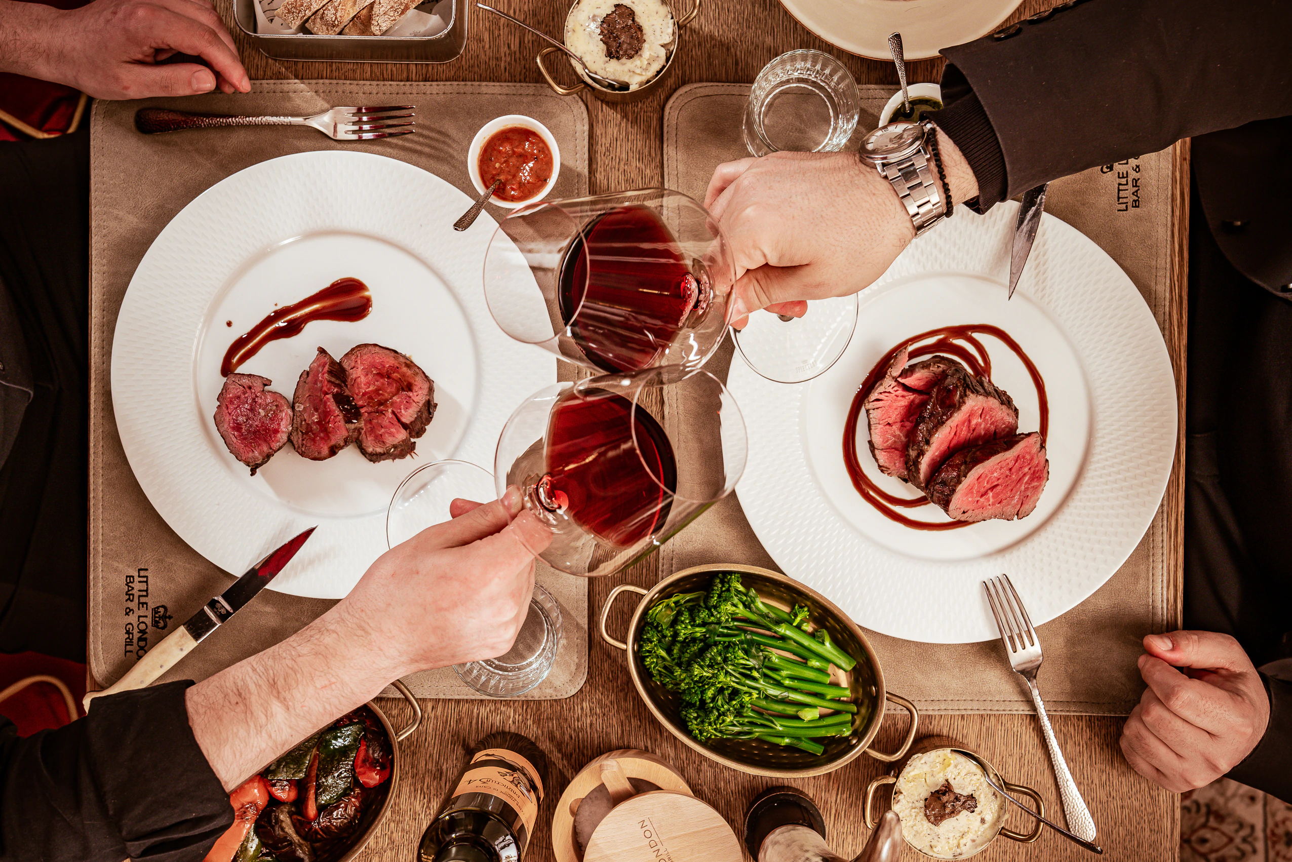 Anstoßen über Steak und Beilagen