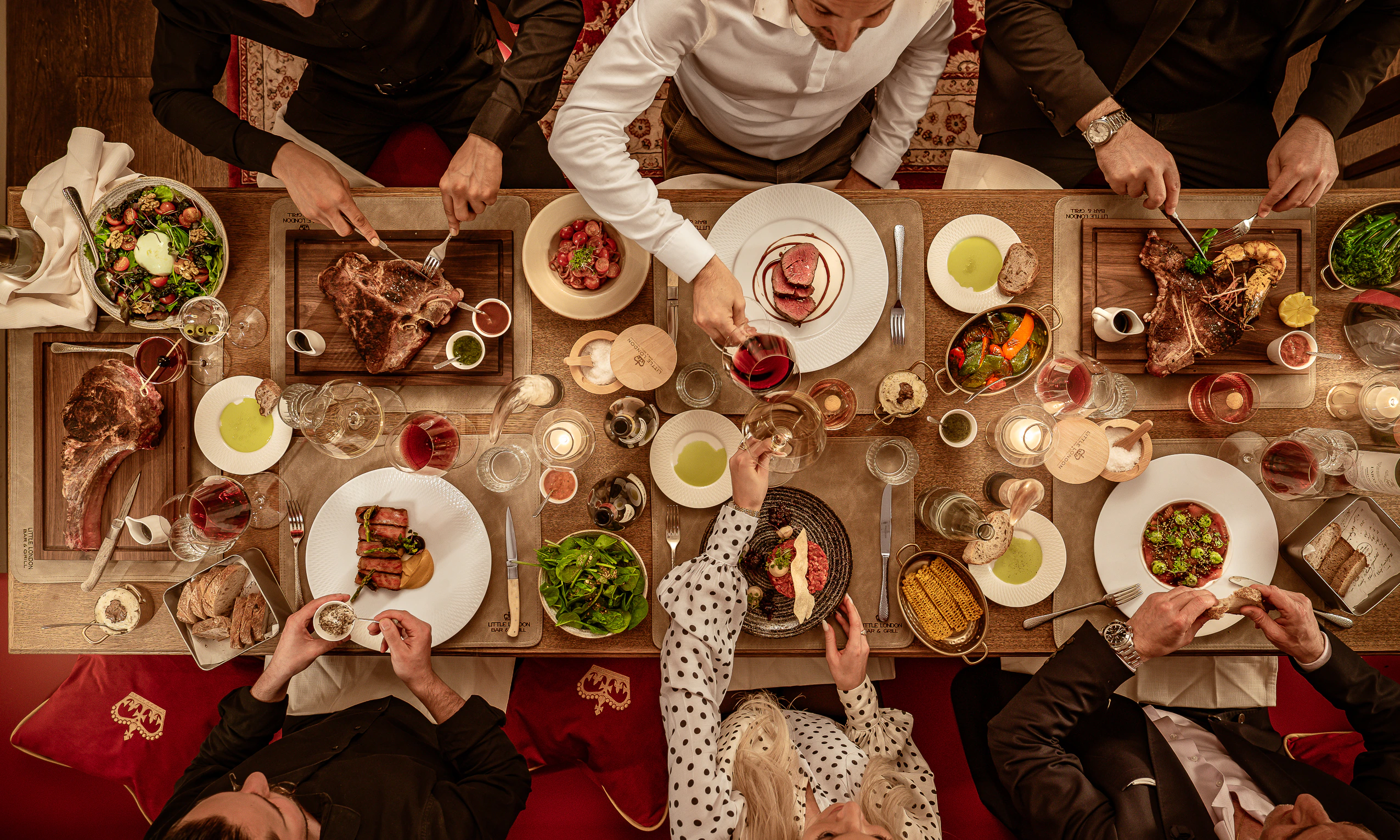 Gedeckter Tisch von oben