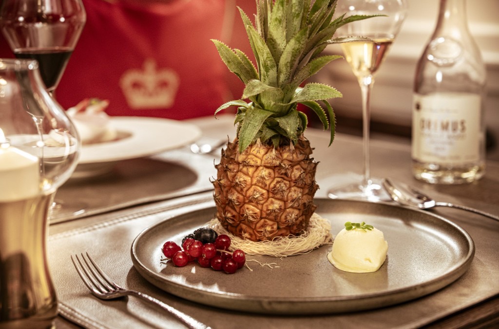 Ananas-Dessert mit Beeren