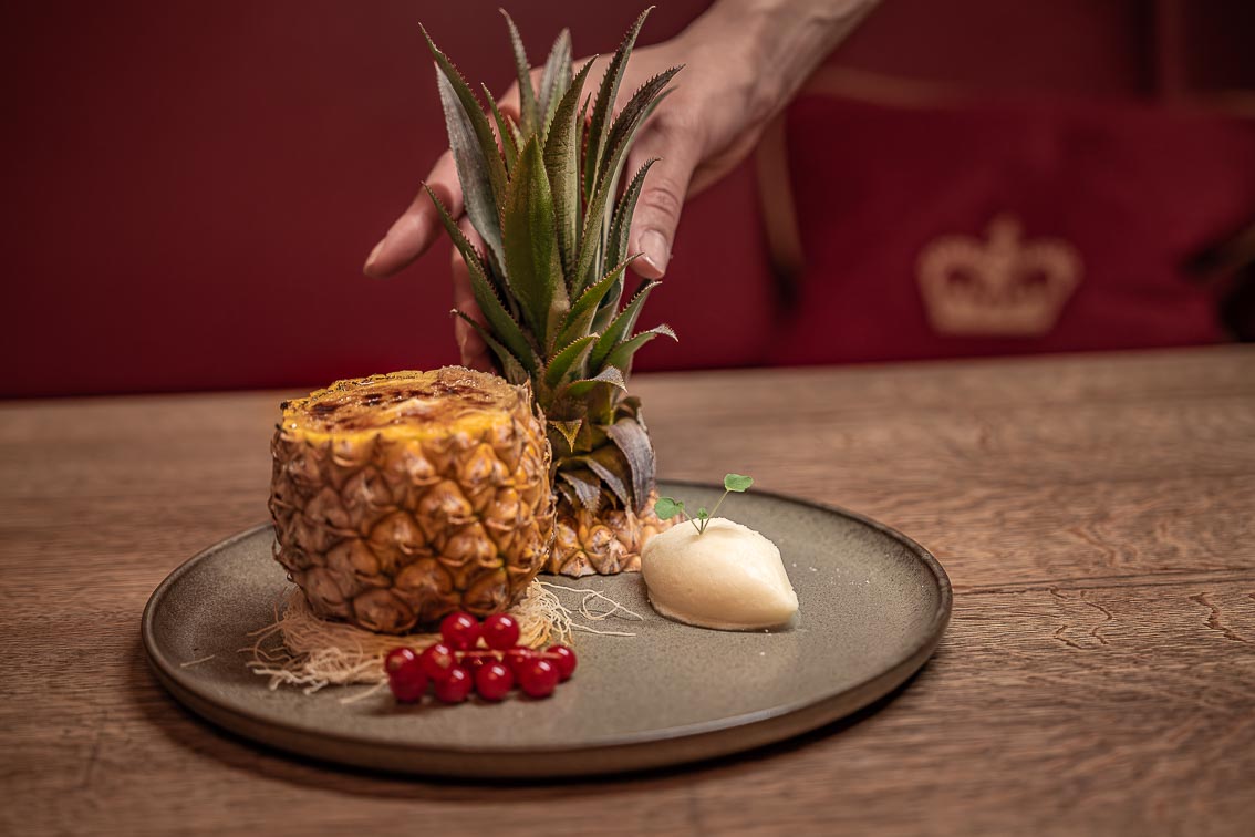 Ananas-Dessert wird angerichtet