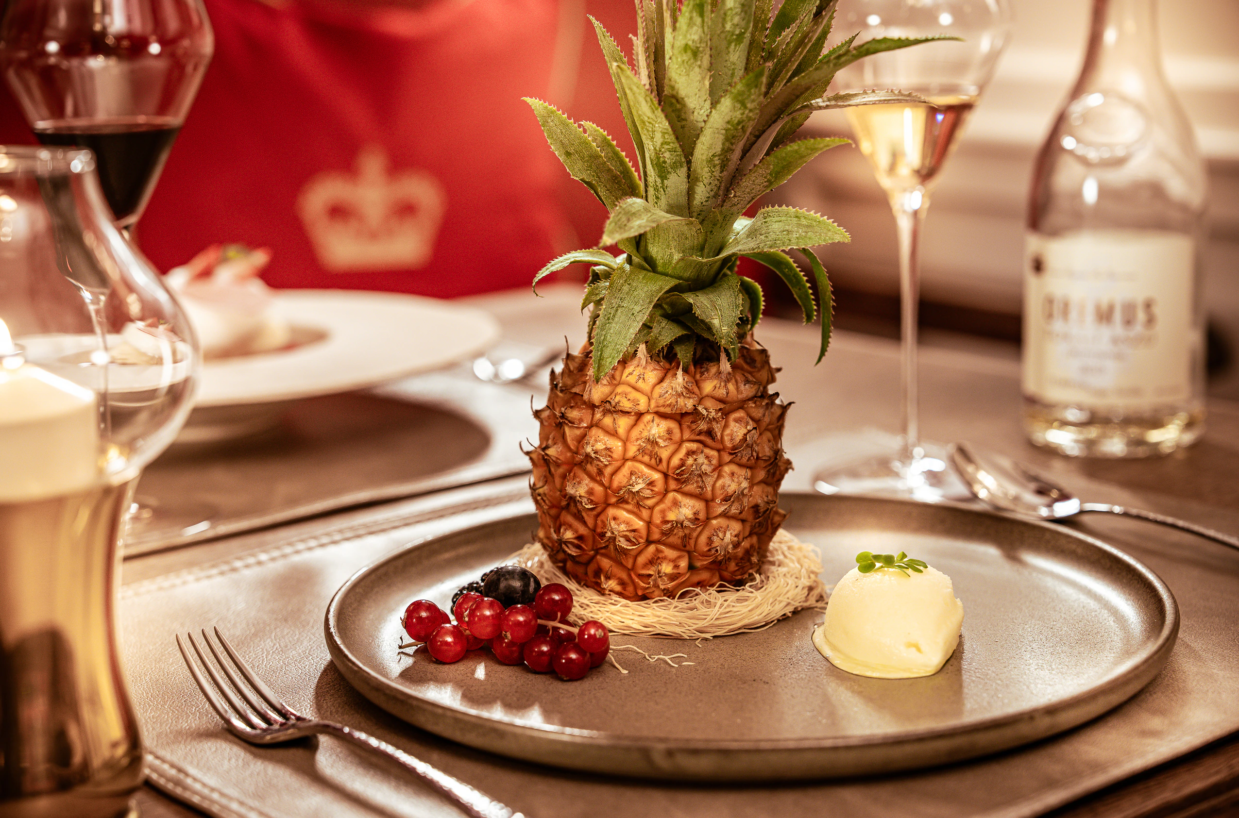 Ananas-Dessert mit Beeren