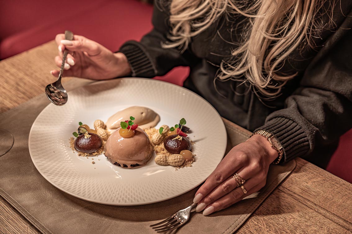 Toffee-Dessert am Tisch