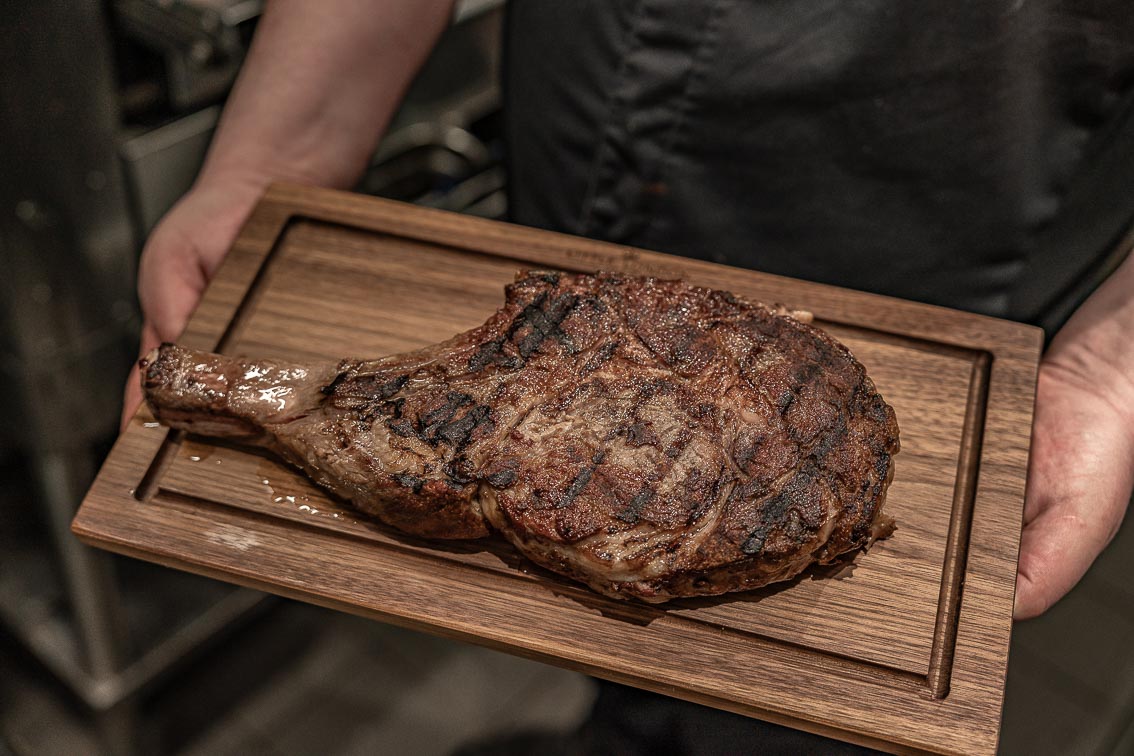 Gegrilltes Tomahawk auf dem Brett