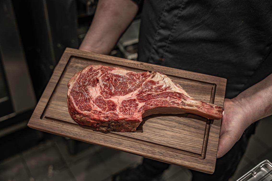 Rohes Tomahawk-Steak