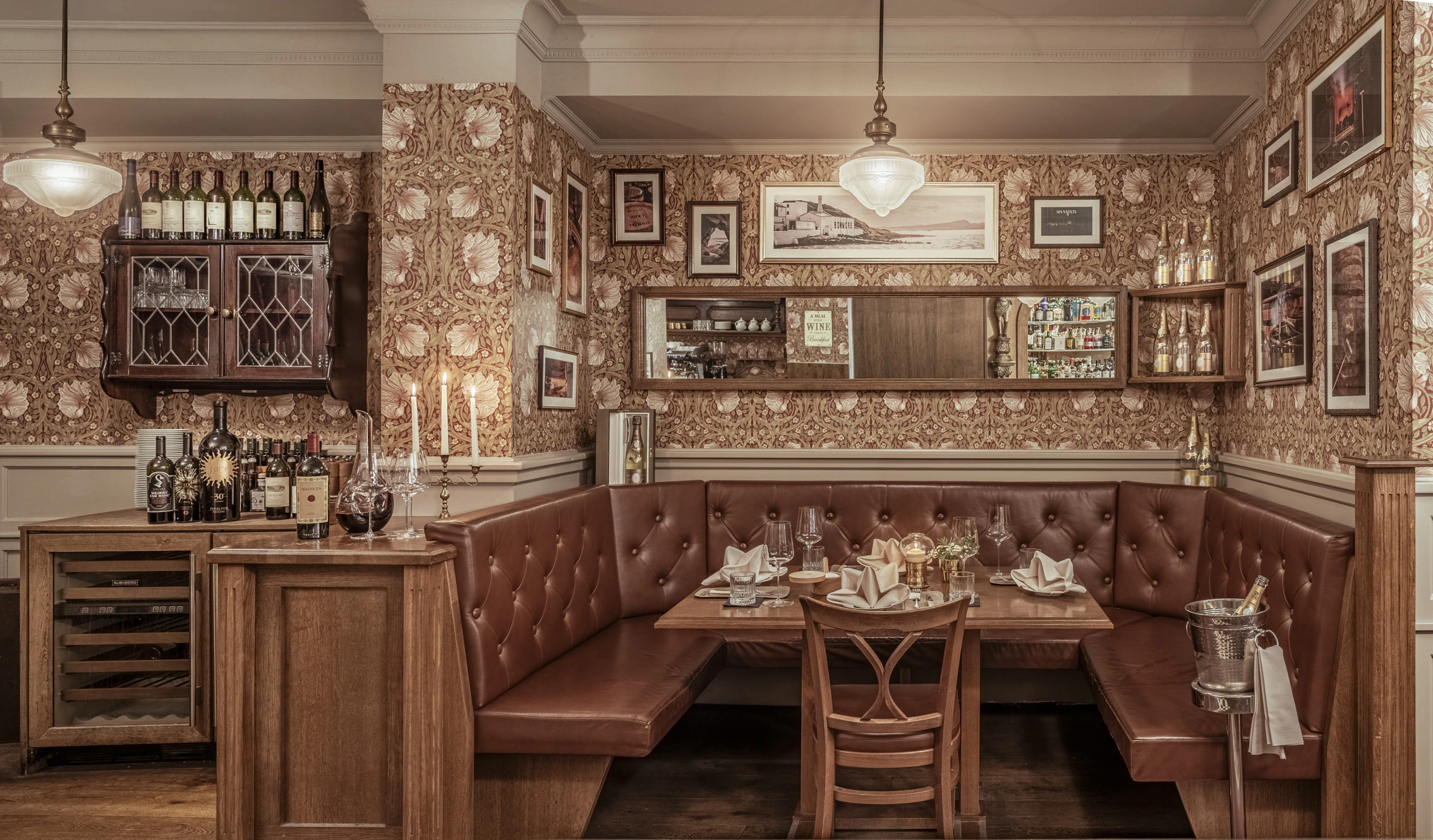 Private Dining — Tisch mit Lederbank