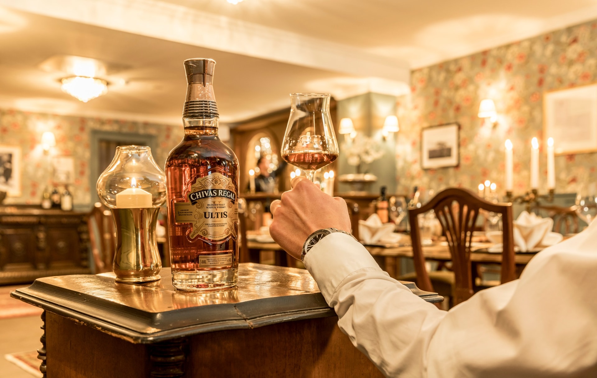 Whisky und Glas in der Hand im Private Living Room