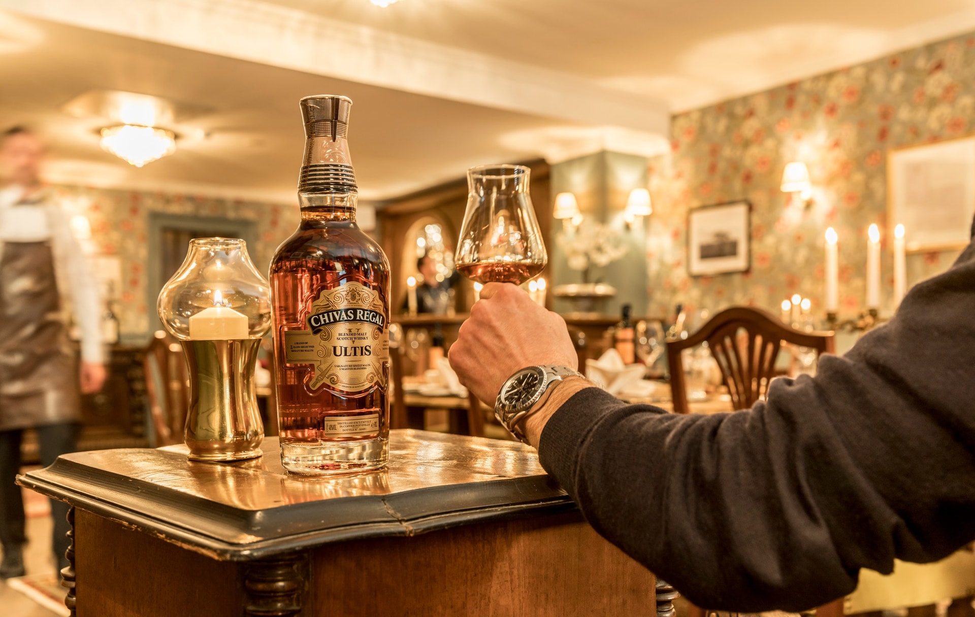 Premium-Whisky mit Kerzenlicht im Speisesaal