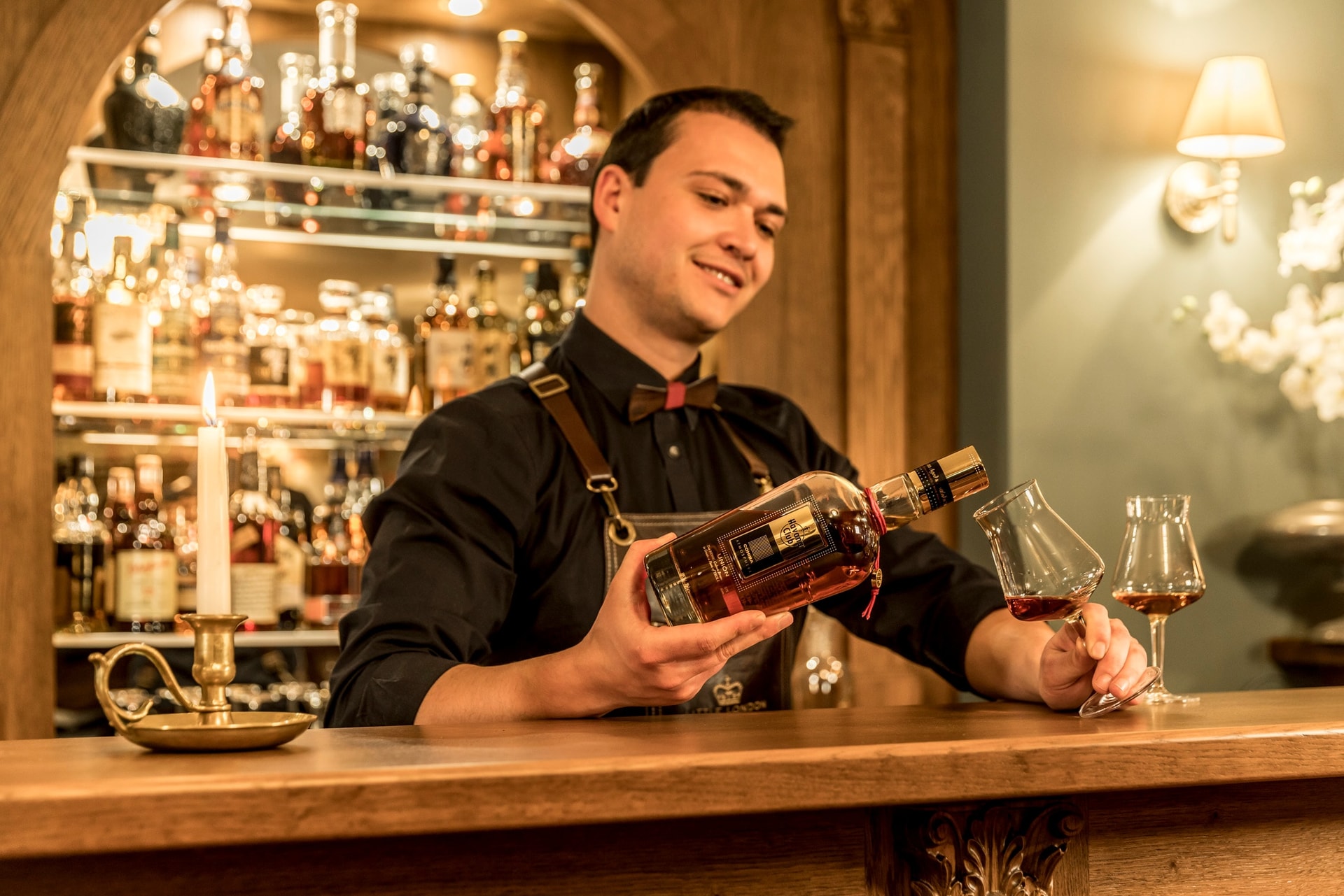 Barkeeper schenkt Rum am Tresen ein