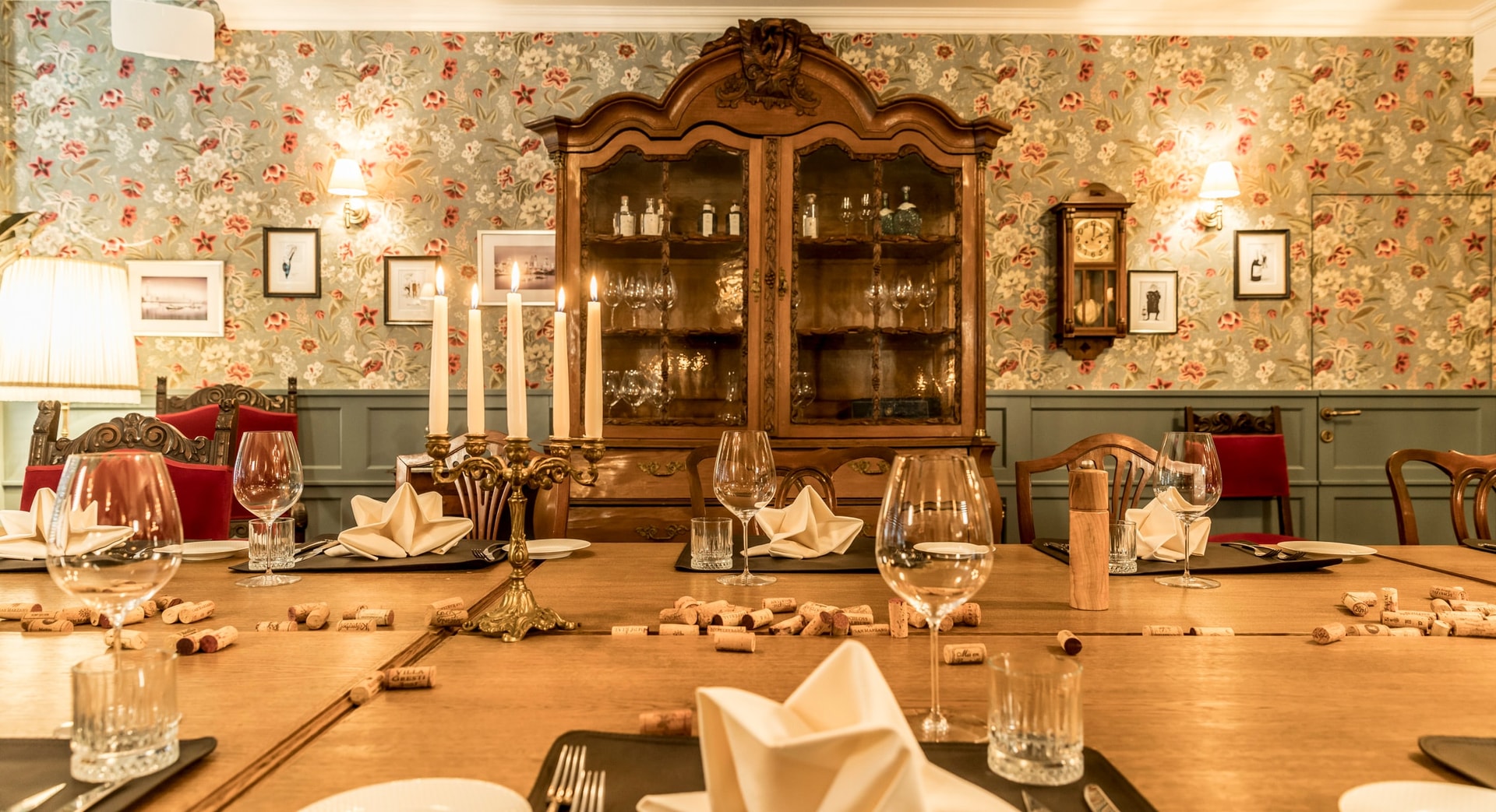 Speisesaal mit Antiquitätenschrank und floralem Ambiente