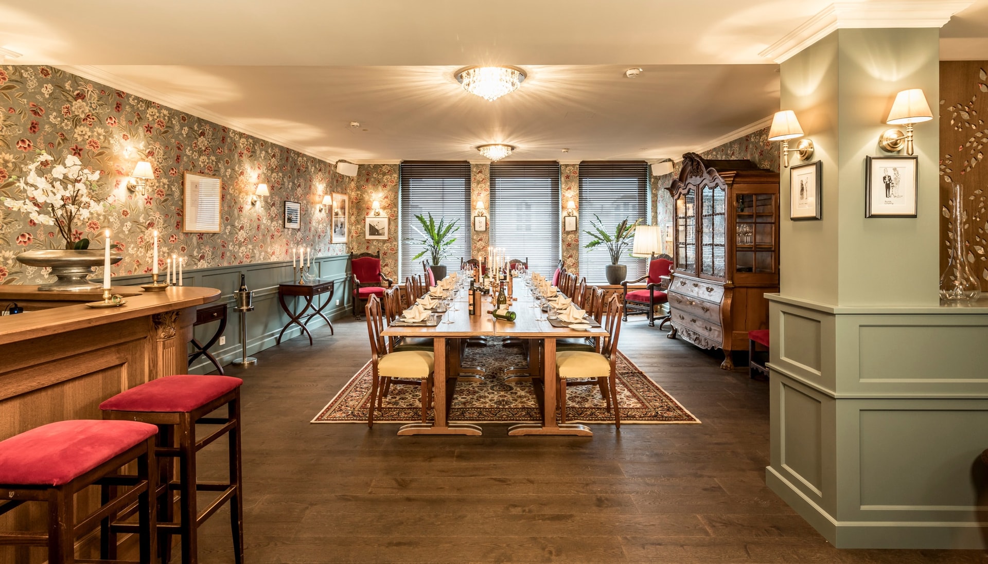 Gesamtansicht des Private Living Room mit Bar und Tisch