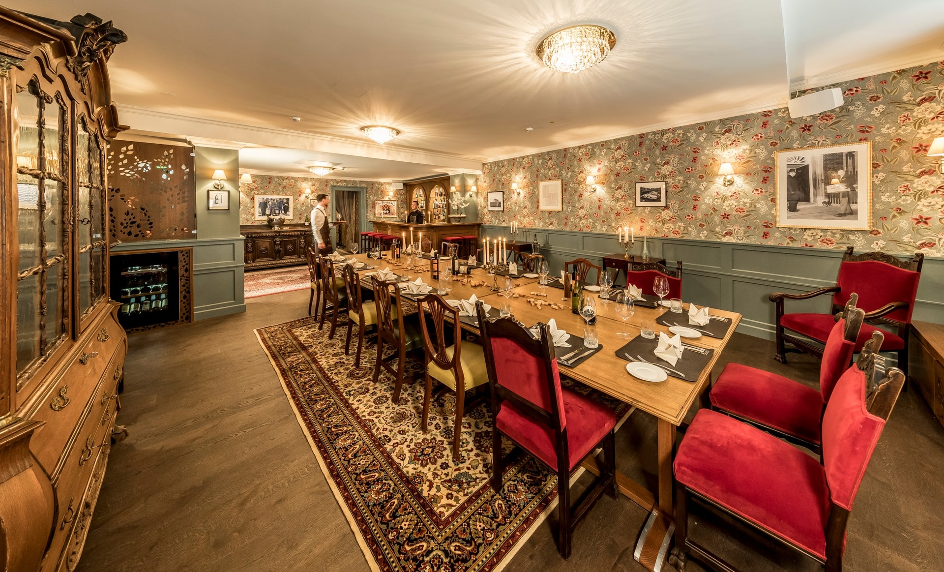 Speisesaal mit integrierter Bar und Samtsitzmöbeln