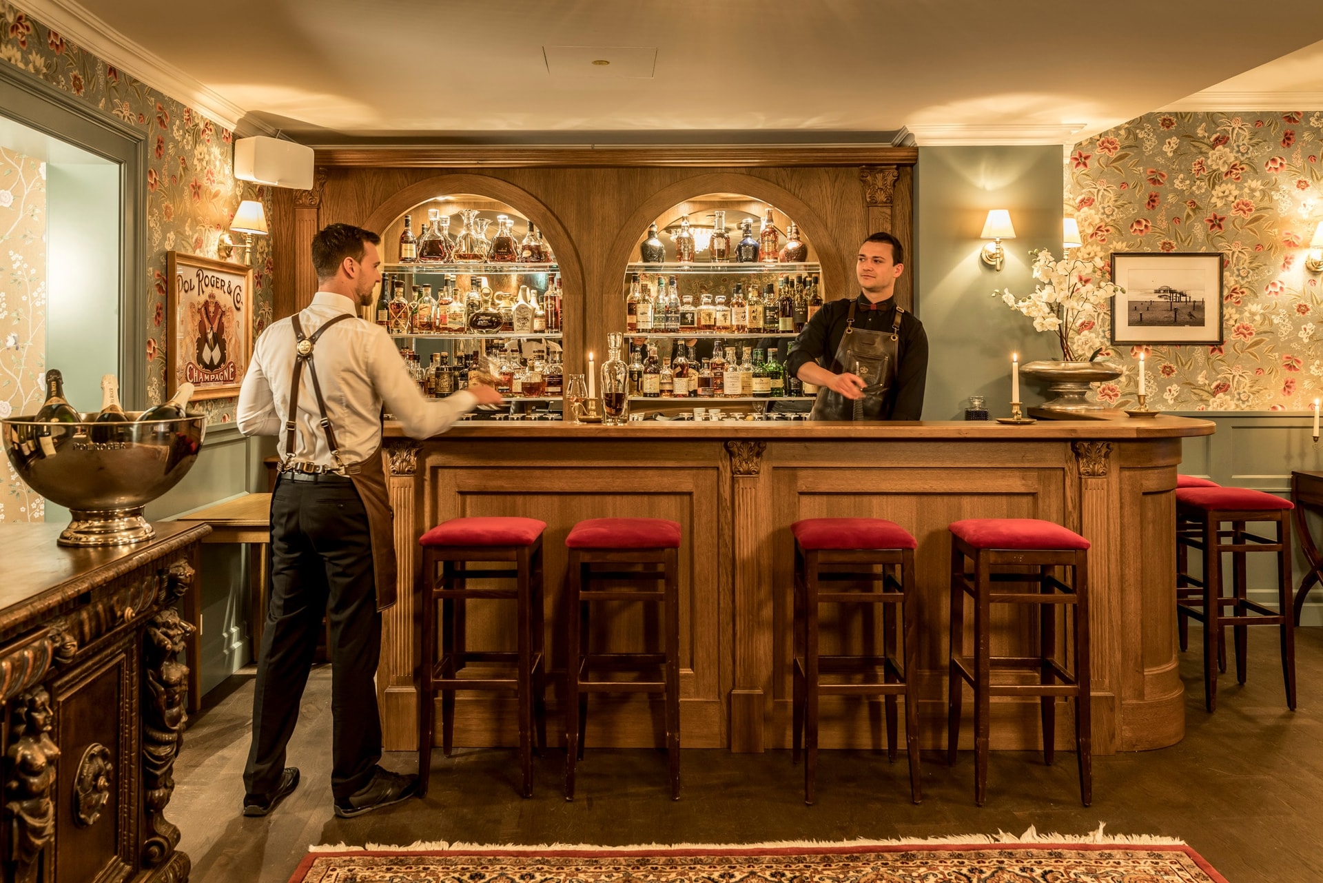 Bar mit zwei Barkeepern und Spirituosensammlung