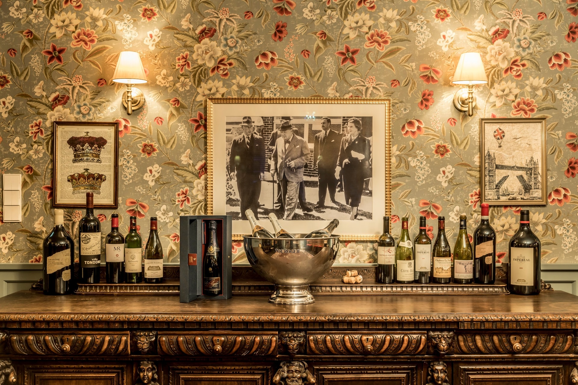 Wein- und Champagnerauswahl am Sideboard