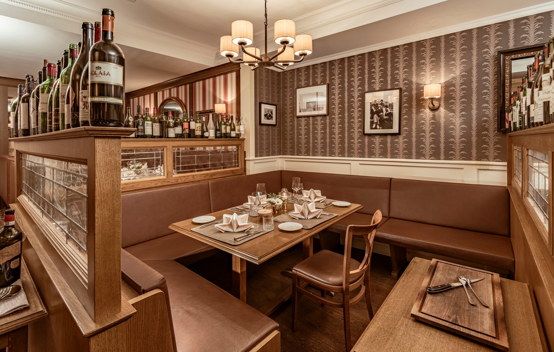 Little London Exclusiv — exklusiver Speisesaal mit rotem Samt