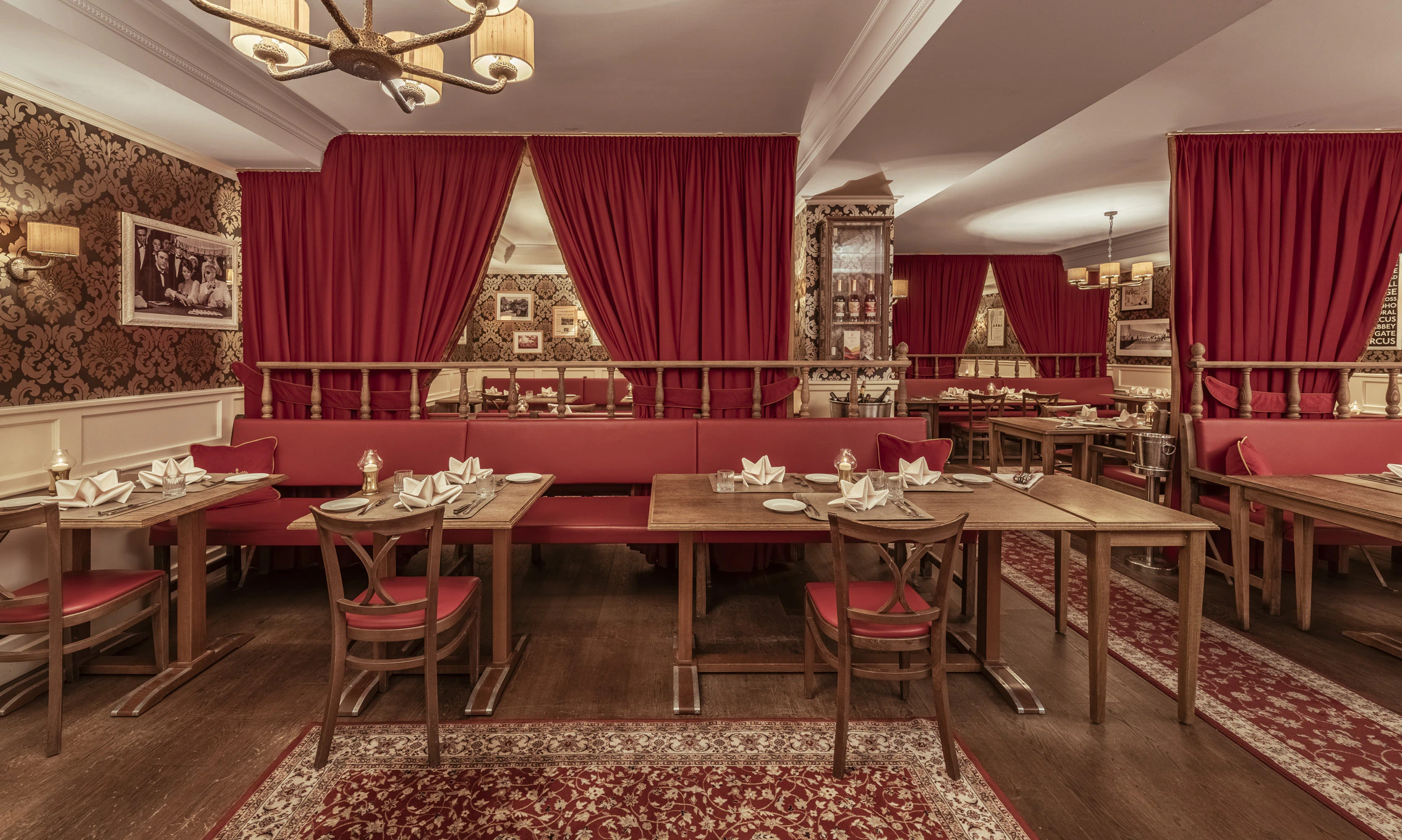 Restaurant — Blick durch den Saal mit roten Vorhängen