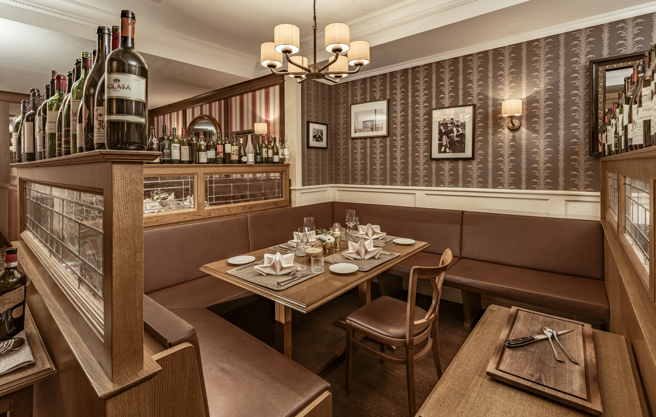 Private Dining — Tisch zwischen den braunen Sitzbänken