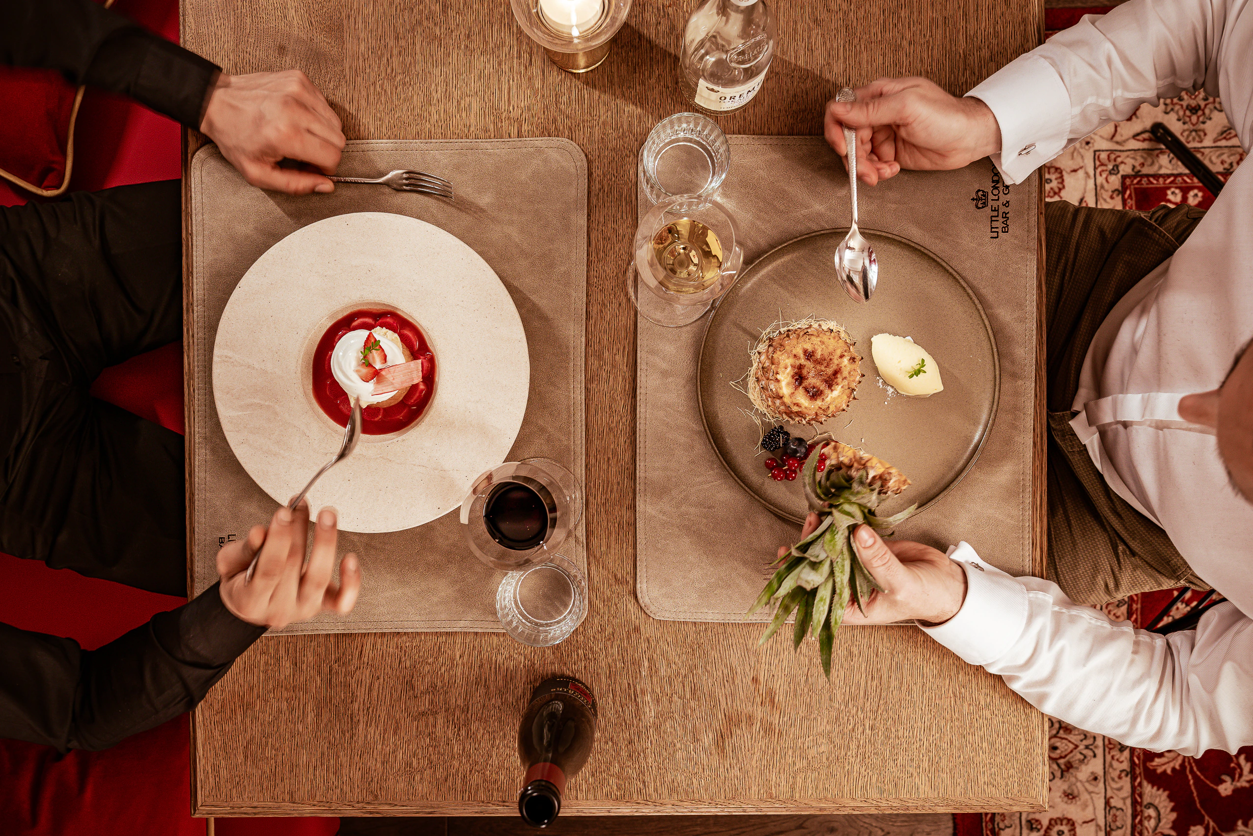 Dessert von oben — Ananas und rote Beeren am Tisch