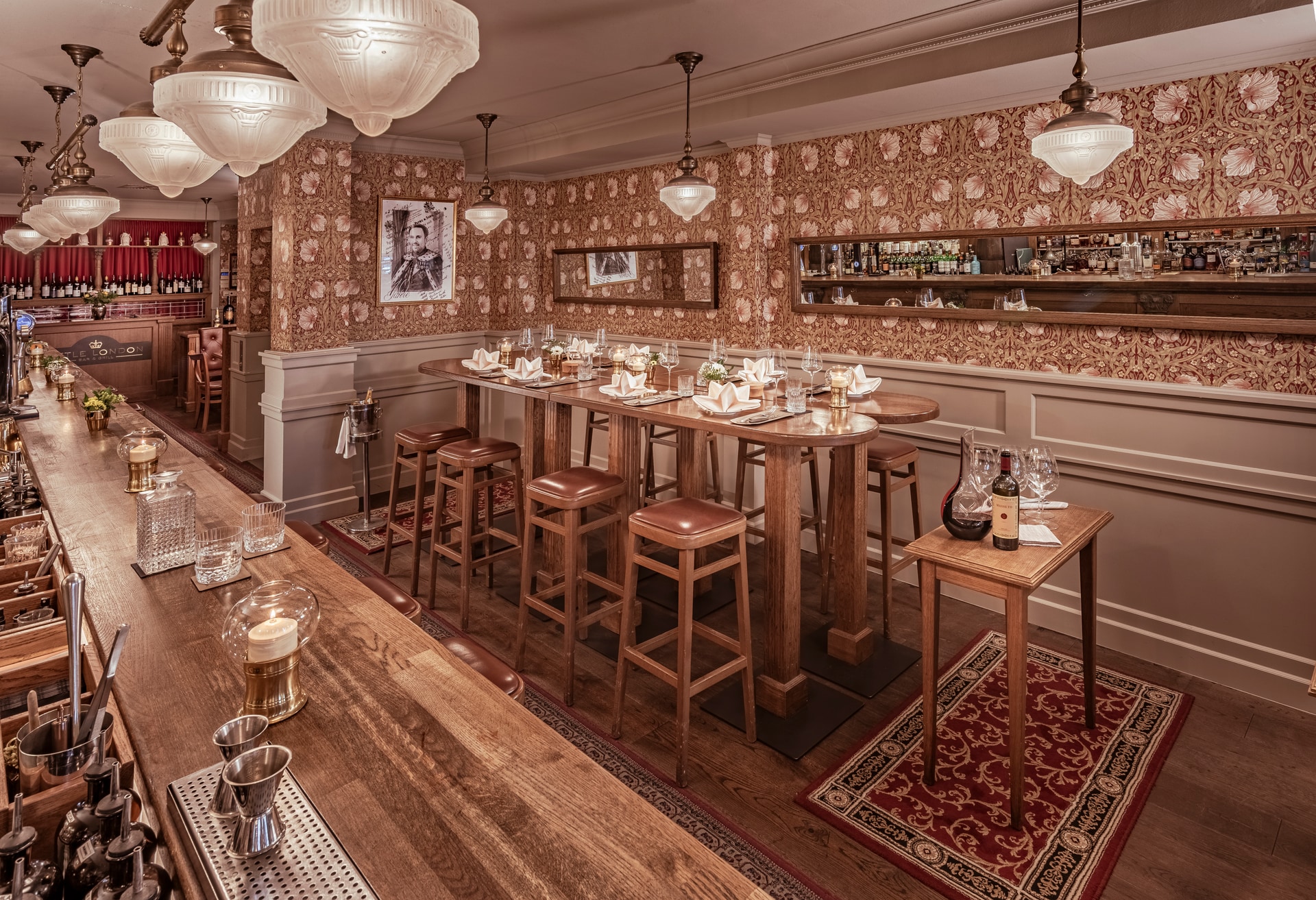 Queenstable Bar — Bartisch für ausgewählte Runden
