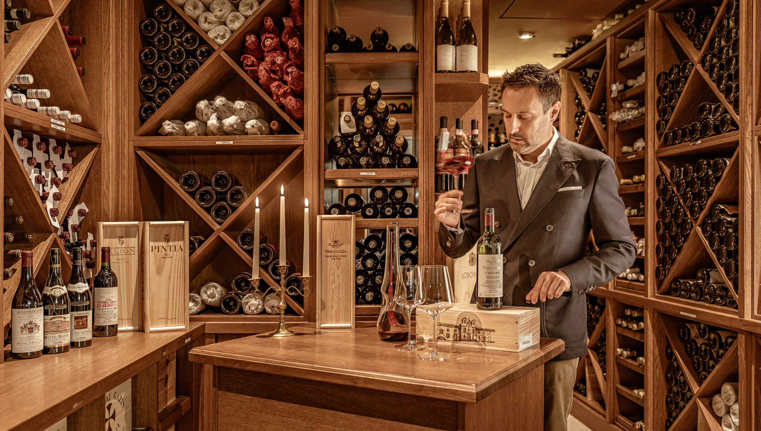 Sommelier verkostet einen Wein im Weinkeller
