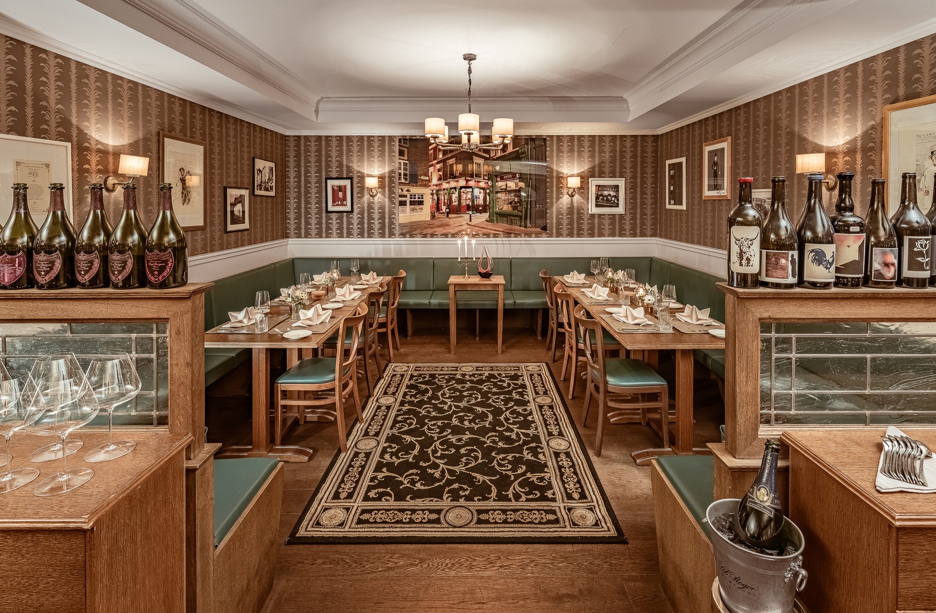 Zwei Tische für je sechs Gäste in der Windsor Lounge