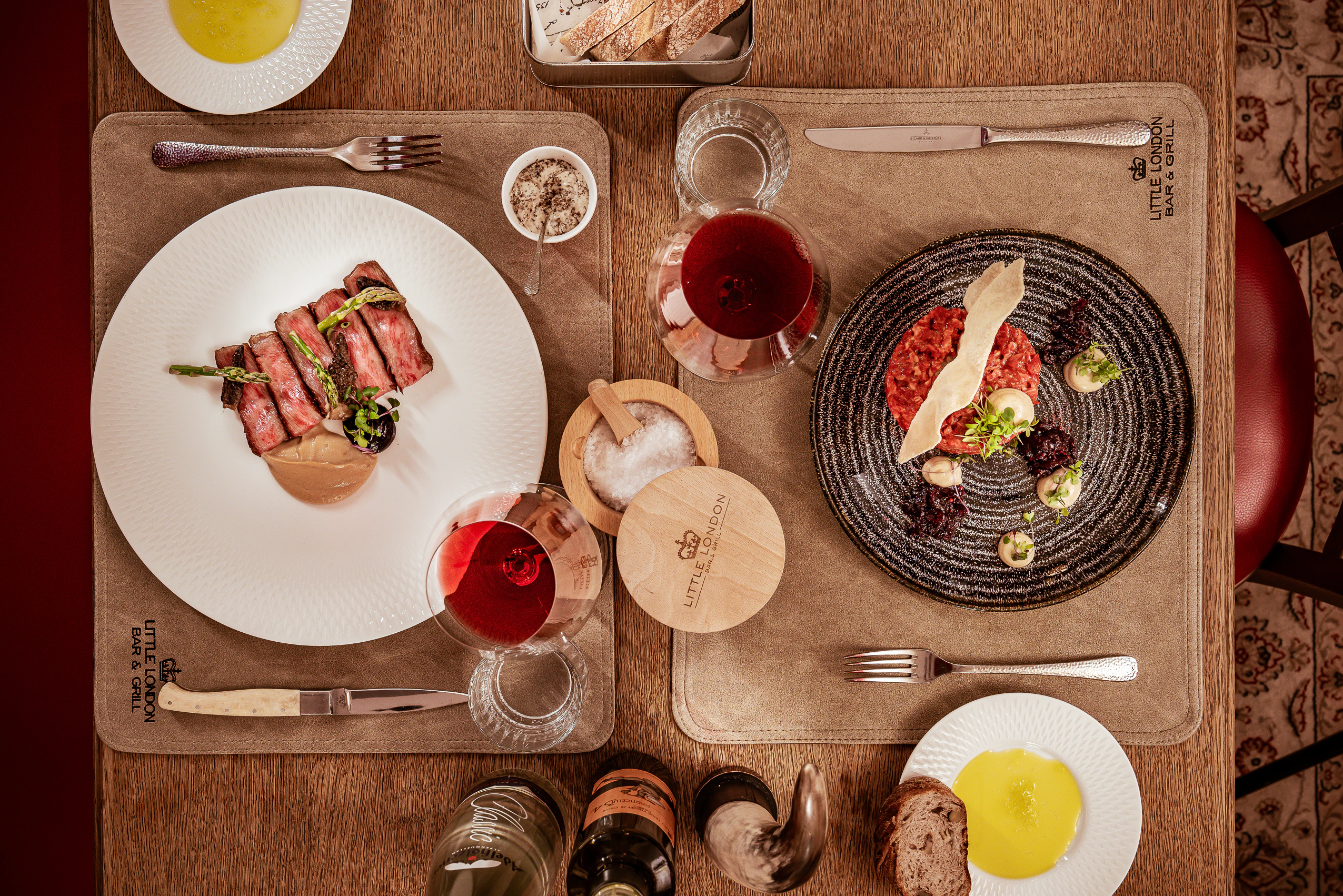 Vorspeisen von oben — Steak und Tatar am Tisch