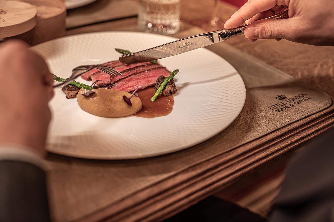 Tataki vom Rind wird am Tisch angeschnitten